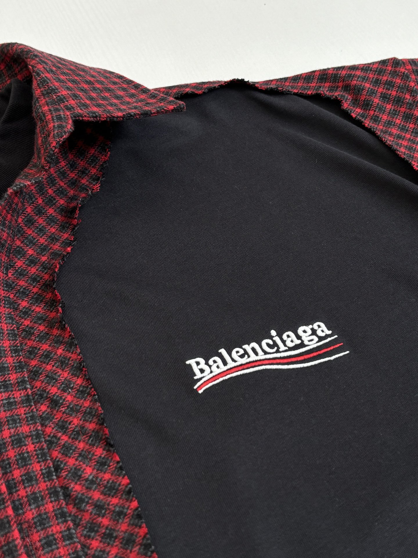 。Balenciag*/巴黎Blcg 早春新款 格纹拼接长袖衬衫红黑格纹+黑色运动剪裁 棉涤混纺材质，易