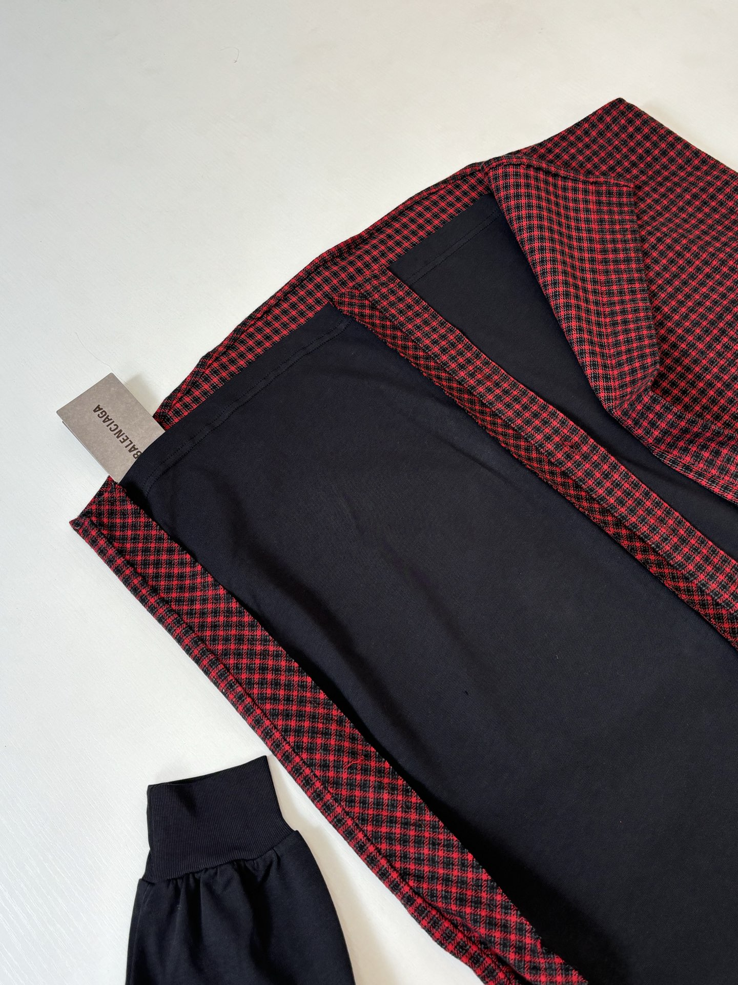 。Balenciag*/巴黎Blcg 早春新款 格纹拼接长袖衬衫红黑格纹+黑色运动剪裁 棉涤混纺材质，易