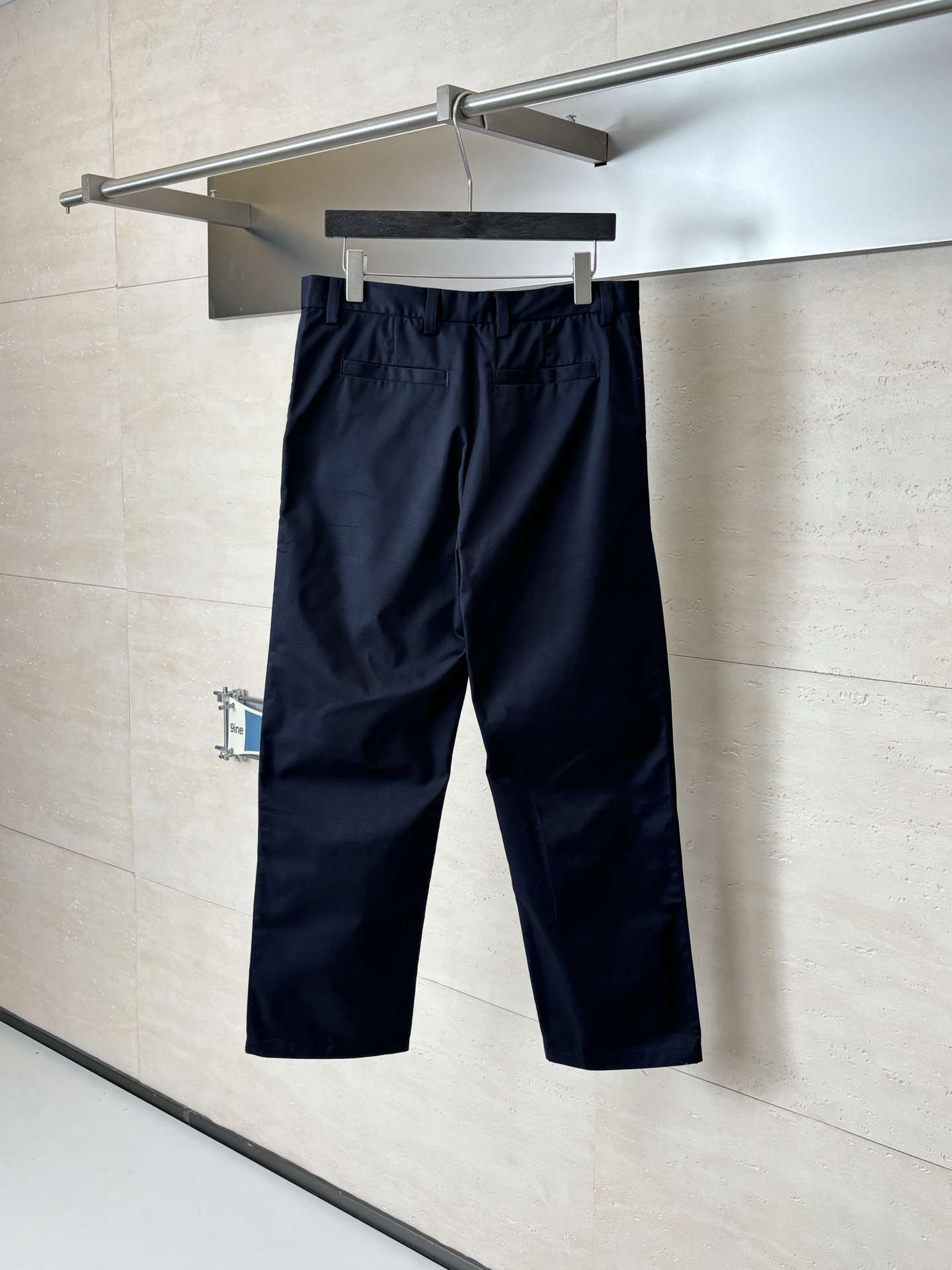。Gucc*/古驰 Trousers 纯色拉链直筒休闲裤 海军蓝纯色主体，侧边搭配品牌标志性红/绿织带装