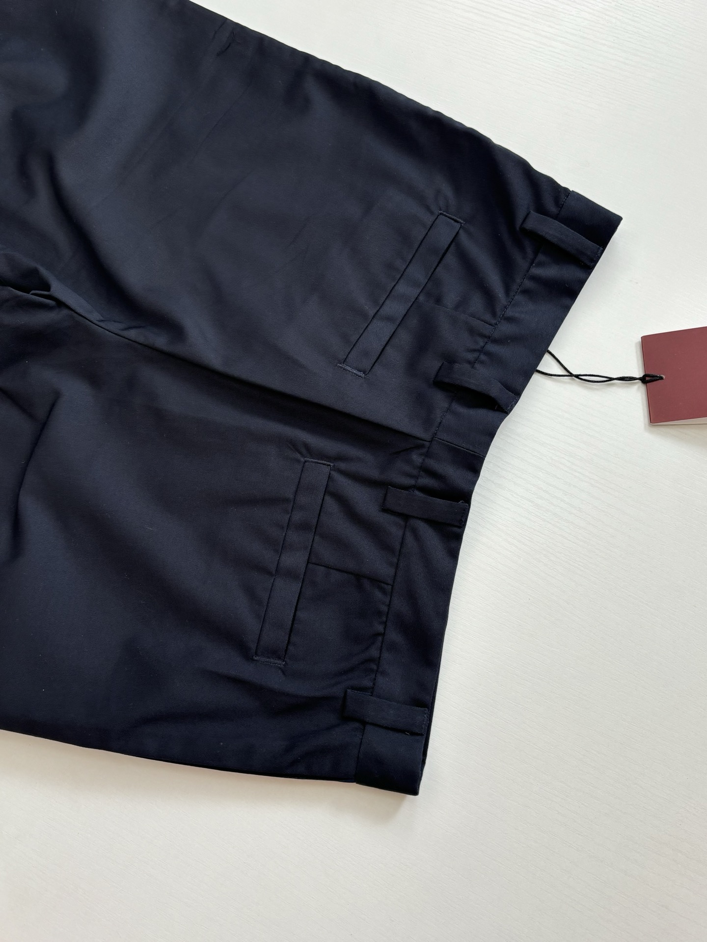 。Gucc*/古驰 Trousers 纯色拉链直筒休闲裤 海军蓝纯色主体，侧边搭配品牌标志性红/绿织带装