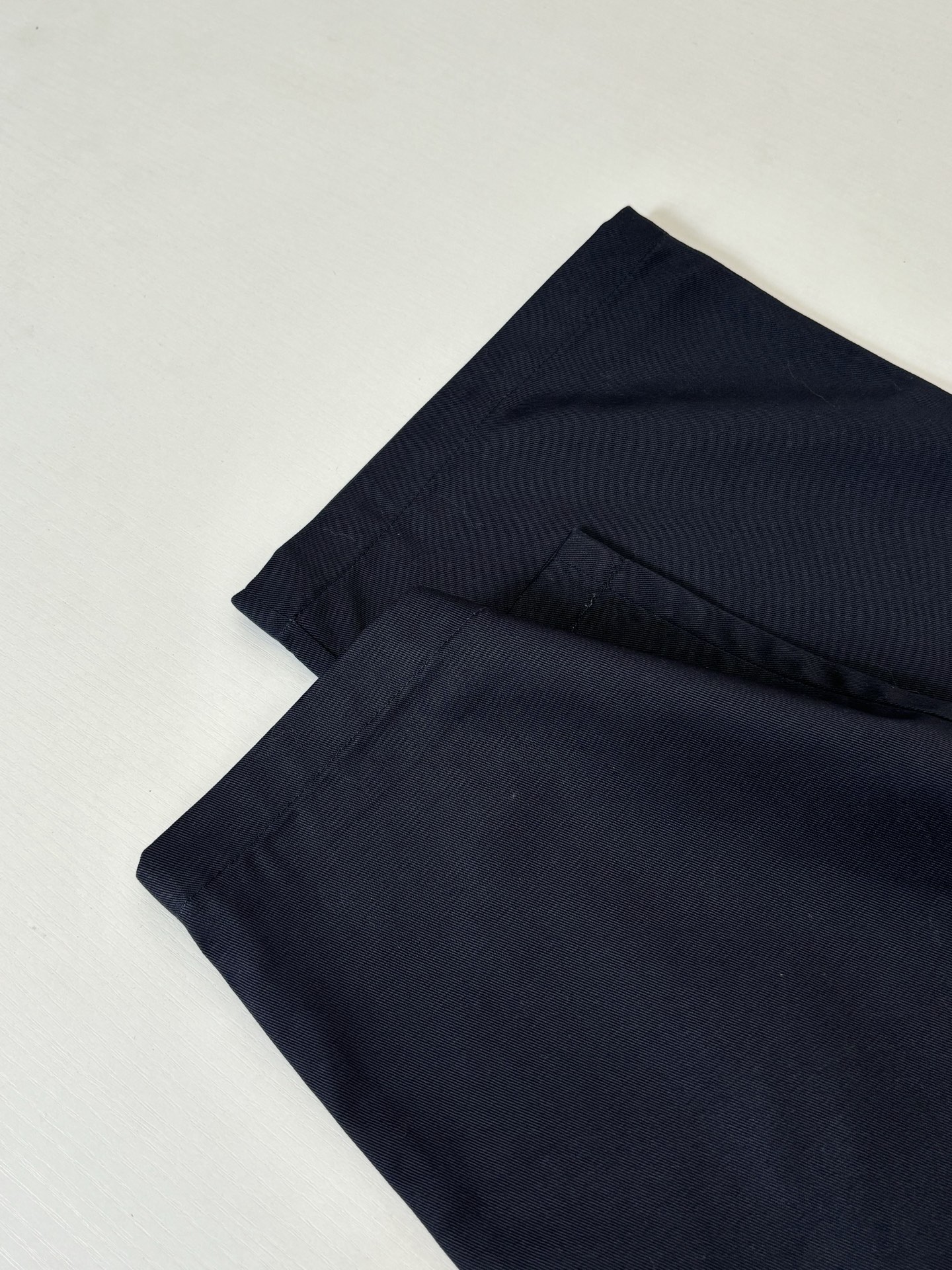 。Gucc*/古驰 Trousers 纯色拉链直筒休闲裤 海军蓝纯色主体，侧边搭配品牌标志性红/绿织带装