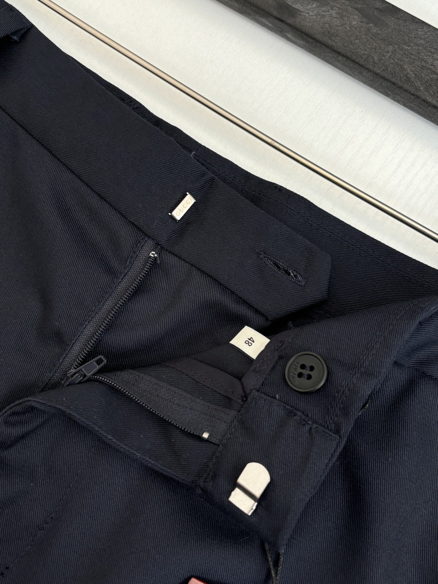 。Gucc*/古驰 Trousers 纯色拉链直筒休闲裤 海军蓝纯色主体，侧边搭配品牌标志性红/绿织带装