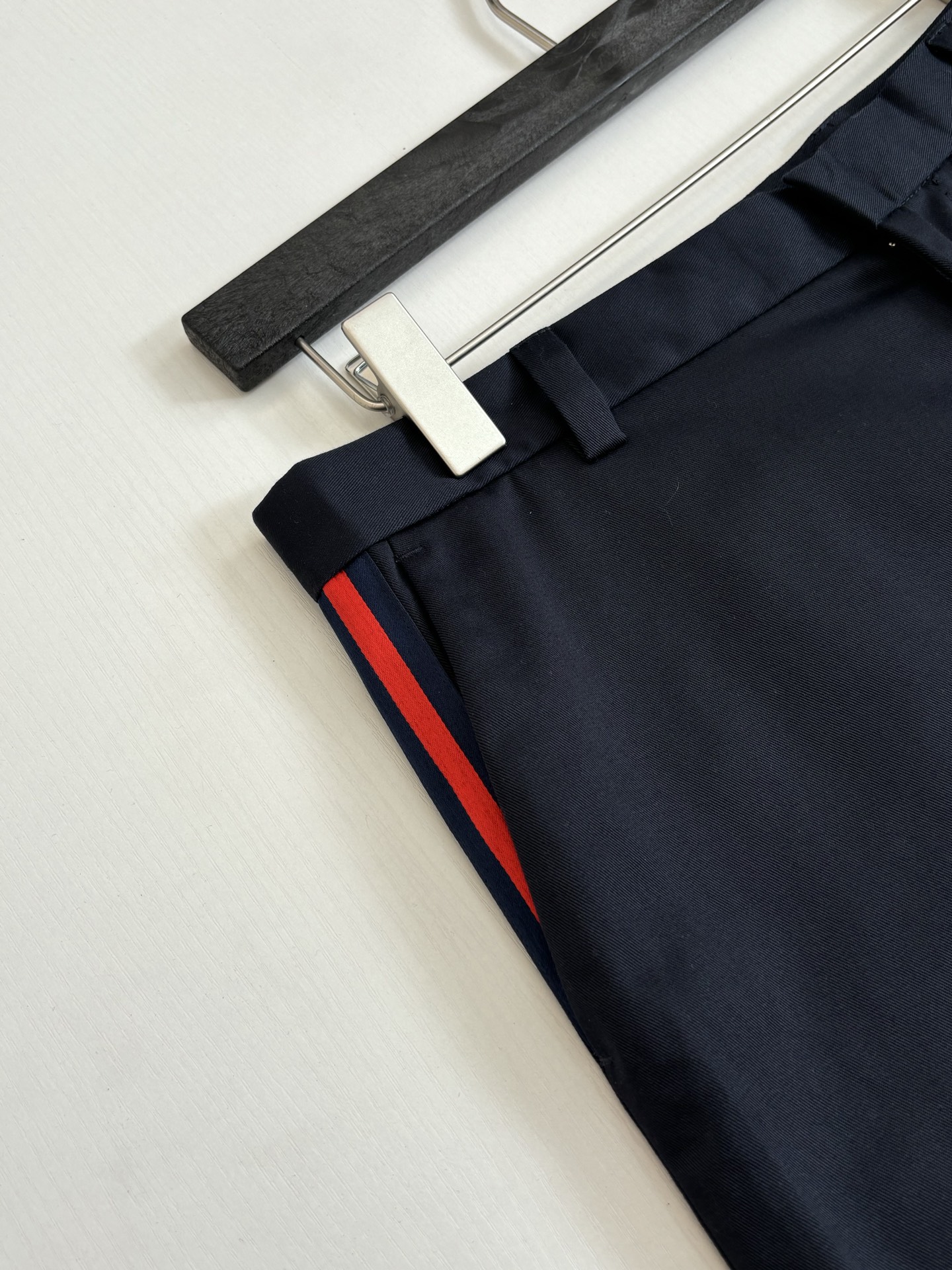 。Gucc*/古驰 Trousers 纯色拉链直筒休闲裤 海军蓝纯色主体，侧边搭配品牌标志性红/绿织带装