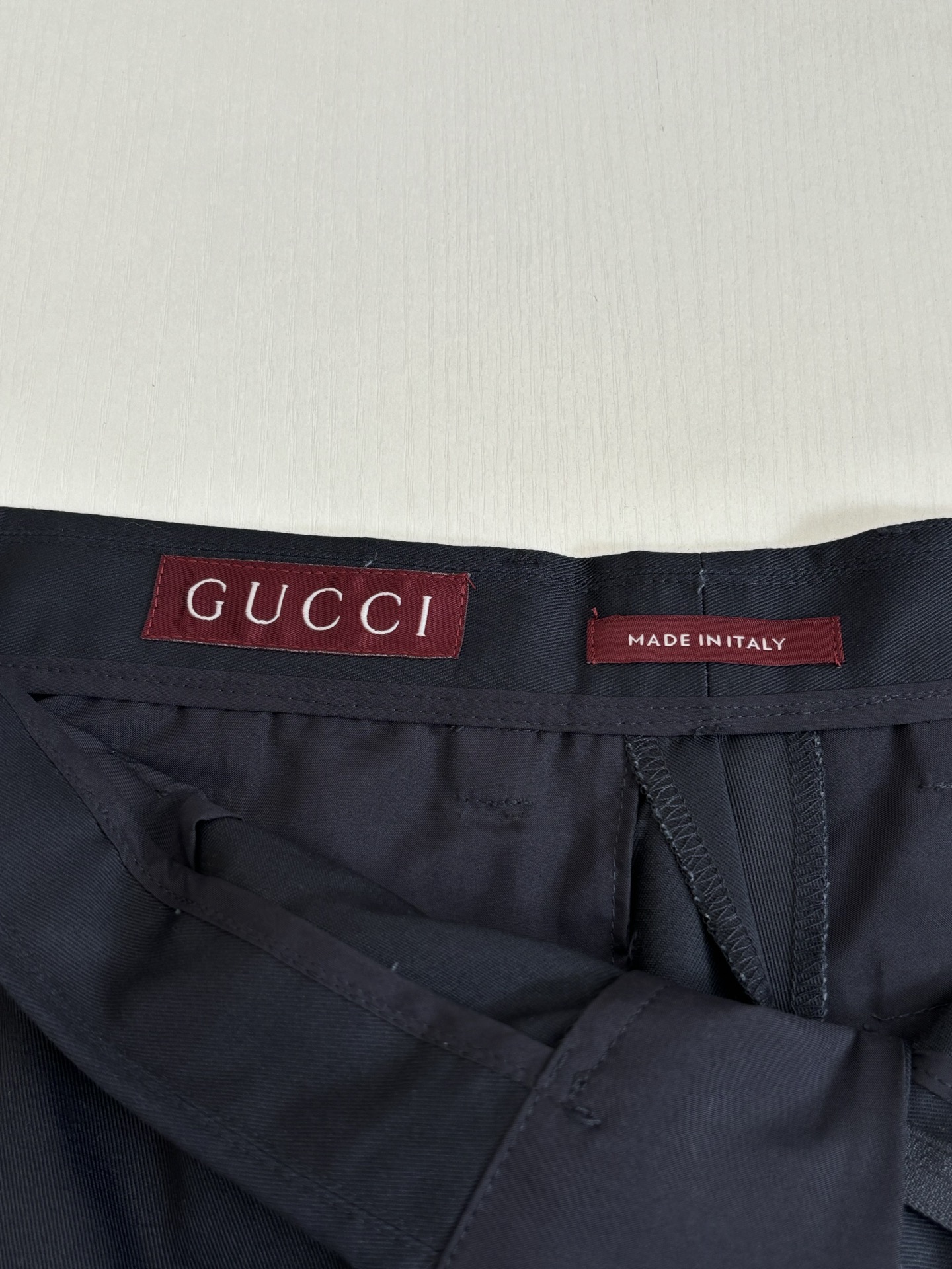 。Gucc*/古驰 Trousers 纯色拉链直筒休闲裤 海军蓝纯色主体，侧边搭配品牌标志性红/绿织带装