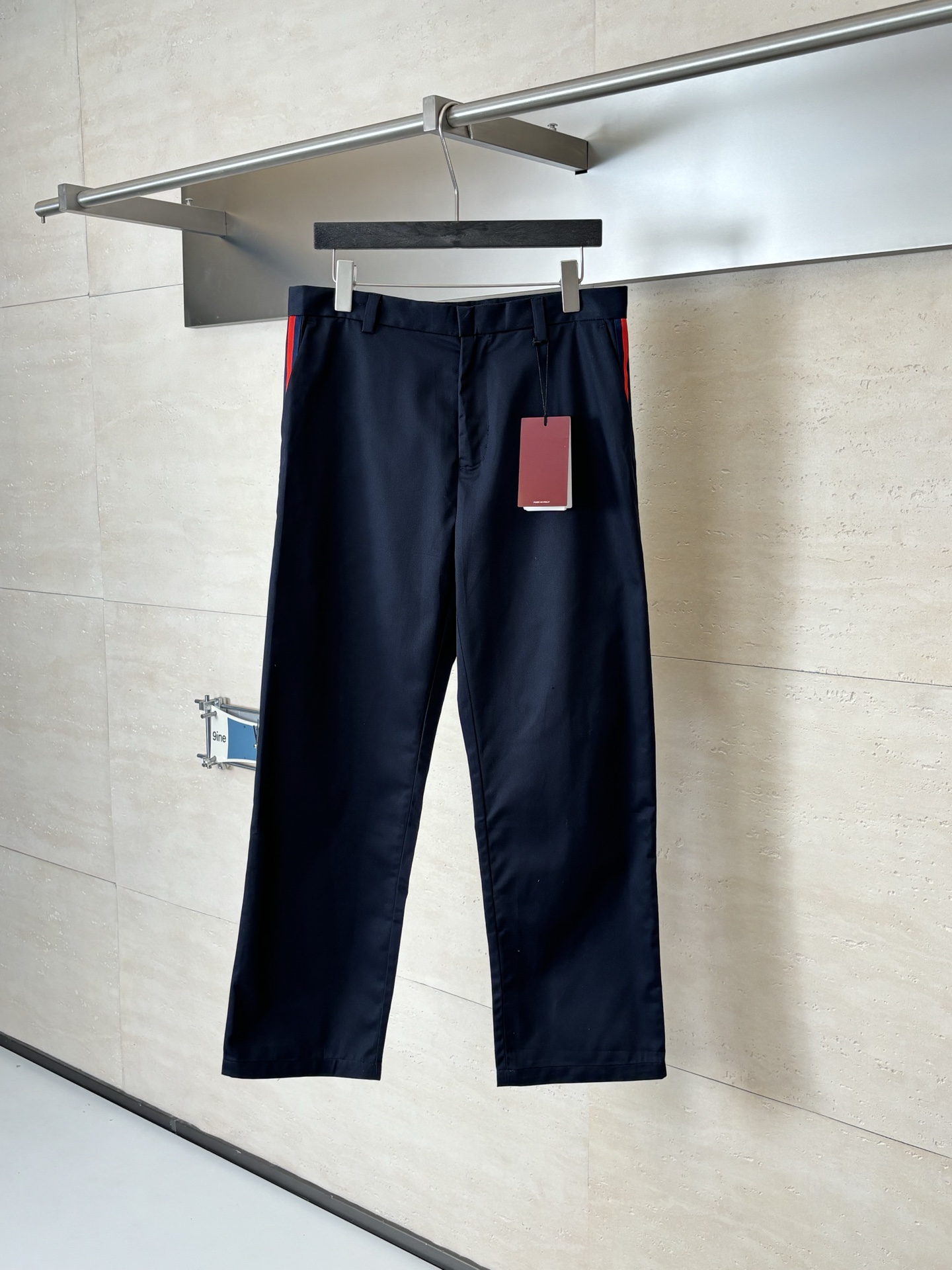 。Gucc*/古驰 Trousers 纯色拉链直筒休闲裤 海军蓝纯色主体，侧边搭配品牌标志性红/绿织带装