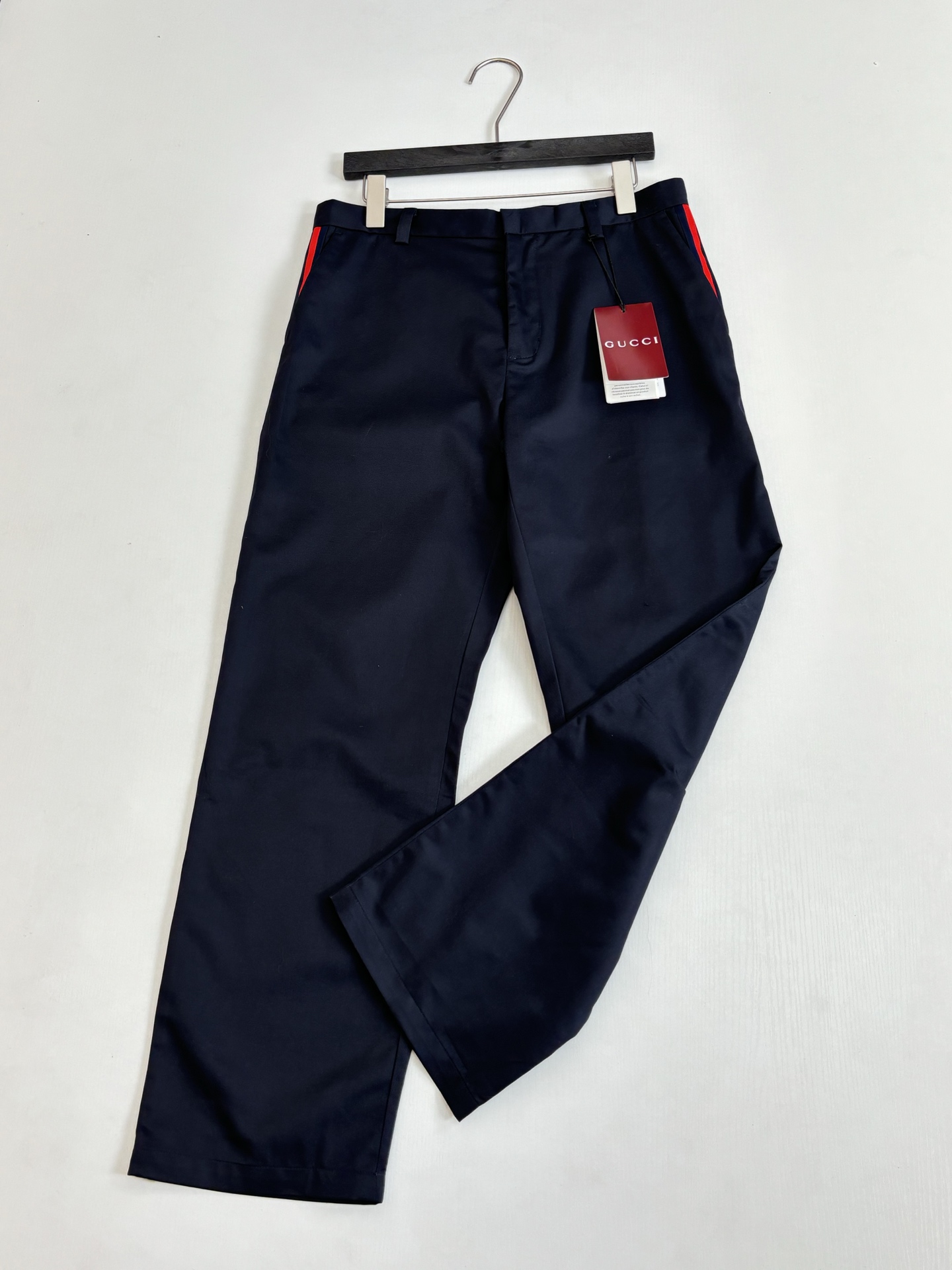 。Gucc*/古驰 Trousers 纯色拉链直筒休闲裤 海军蓝纯色主体，侧边搭配品牌标志性红/绿织带装