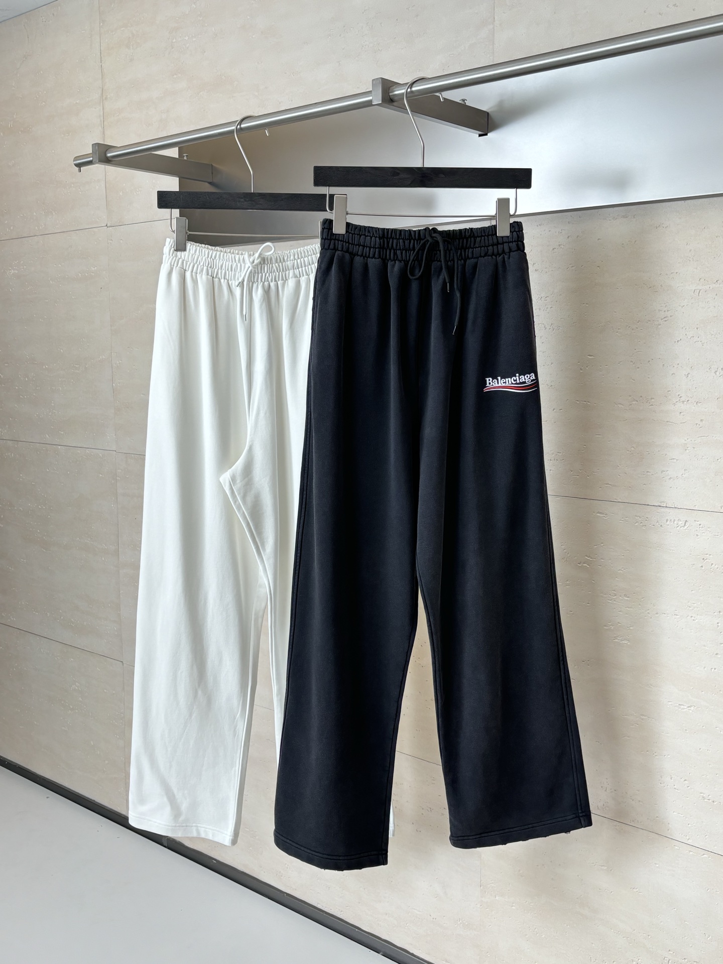 。Balenciag*/巴黎 可乐波浪徽标刺绣松紧腰直筒运动裤 长裤 采购正品制造,抽纱定织定染追求原版