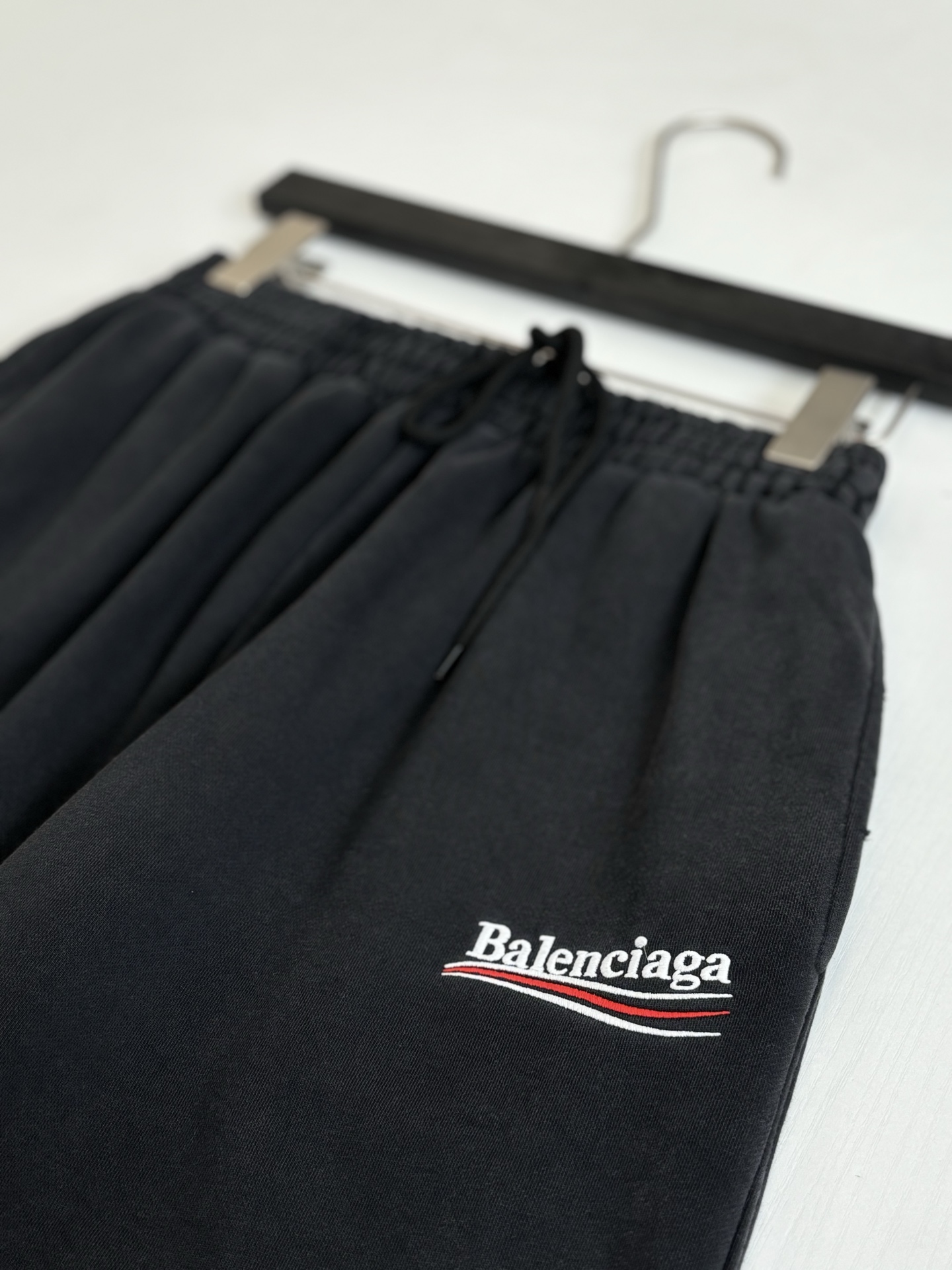 。Balenciag*/巴黎 可乐波浪徽标刺绣松紧腰直筒运动裤 长裤 采购正品制造,抽纱定织定染追求原版