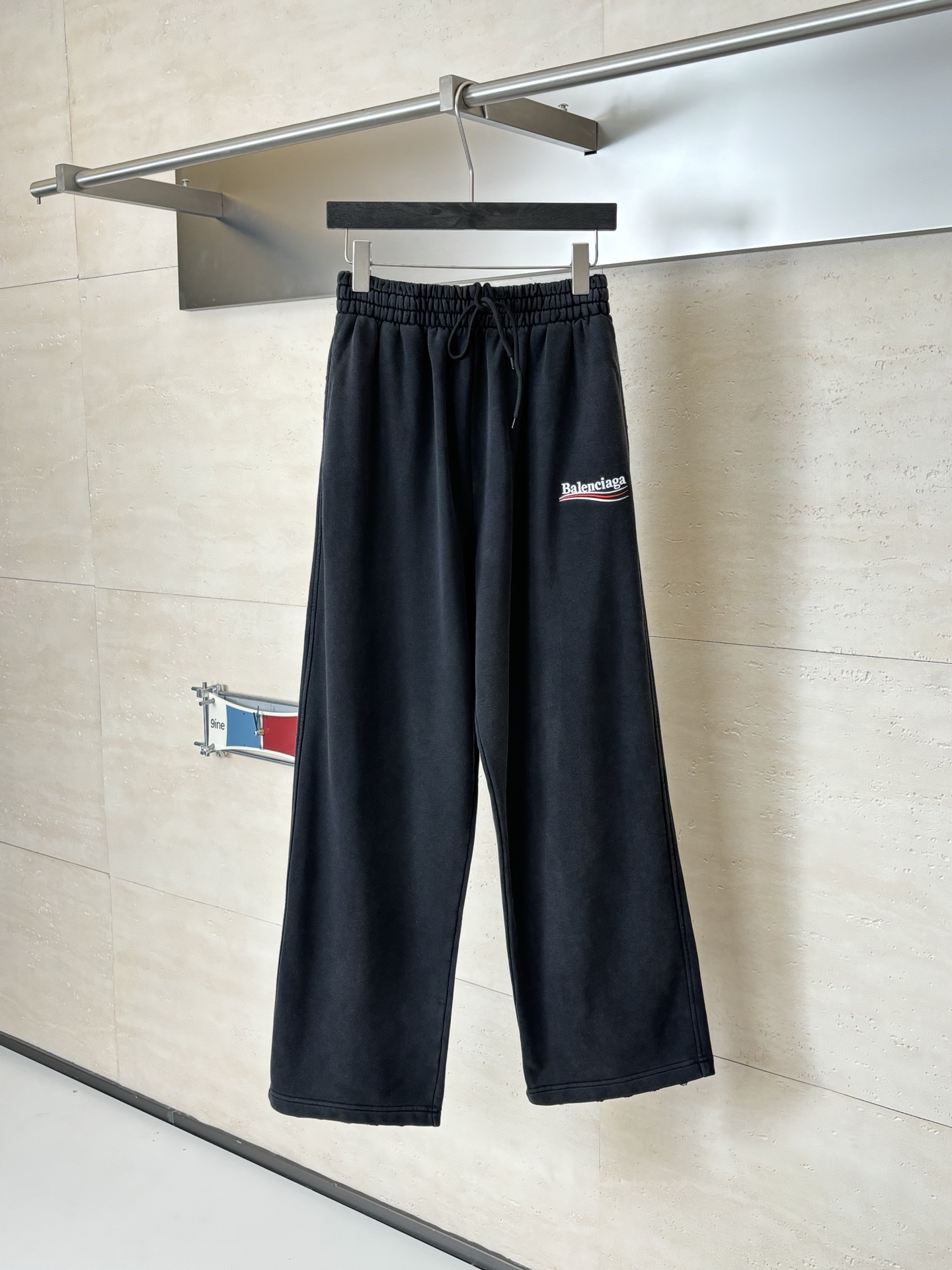 。Balenciag*/巴黎 可乐波浪徽标刺绣松紧腰直筒运动裤 长裤 采购正品制造,抽纱定织定染追求原版