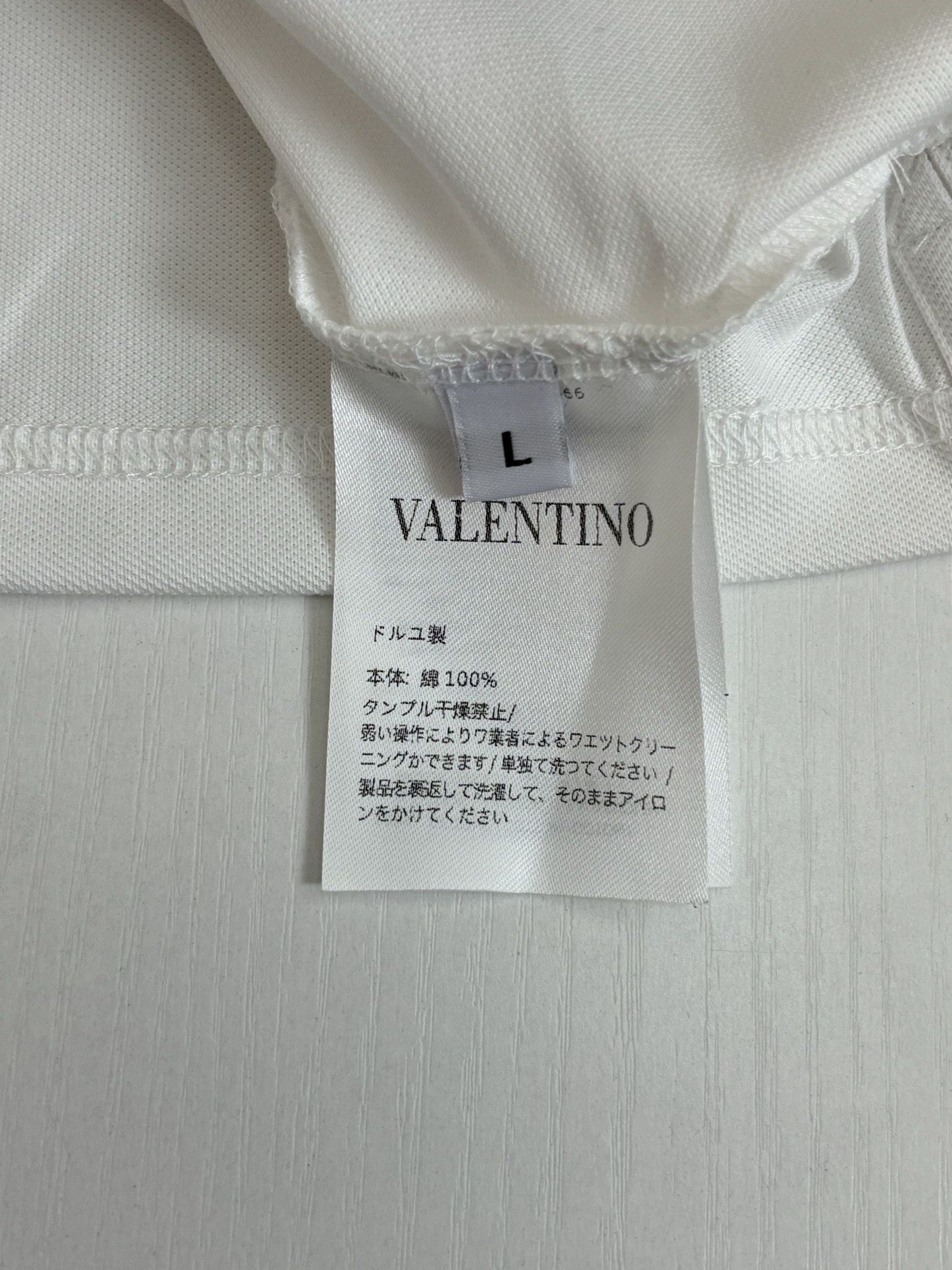 。Valentin*/华伦天奴 经典标识刺绣撞色Polo领短袖T恤采用品牌特供珠地网眼棉面料，质地细腻挺