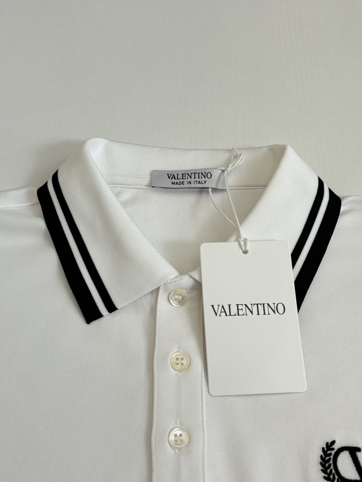 。Valentin*/华伦天奴 经典标识刺绣撞色Polo领短袖T恤采用品牌特供珠地网眼棉面料，质地细腻挺