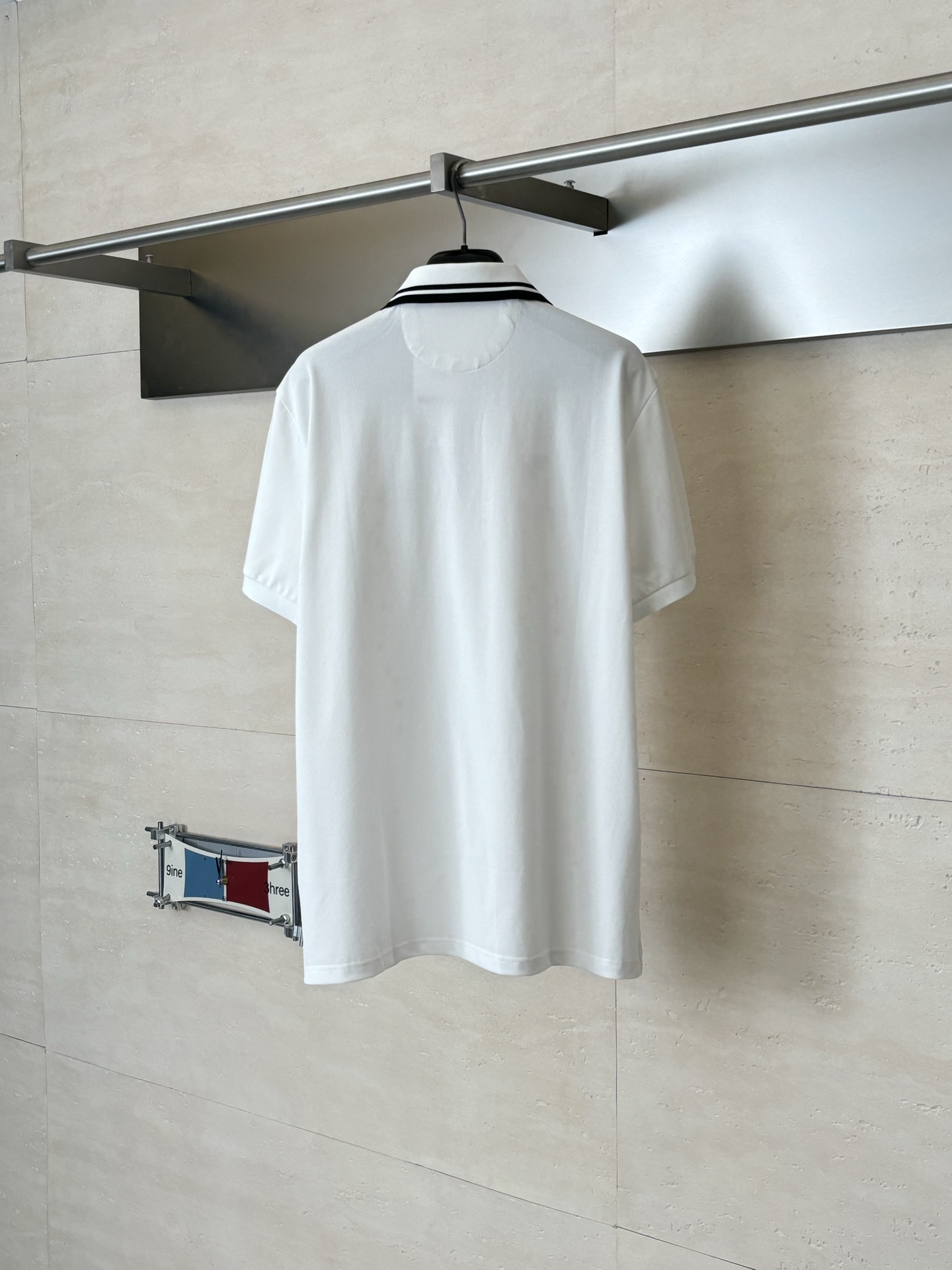 。Valentin*/华伦天奴 经典标识刺绣撞色Polo领短袖T恤采用品牌特供珠地网眼棉面料，质地细腻挺