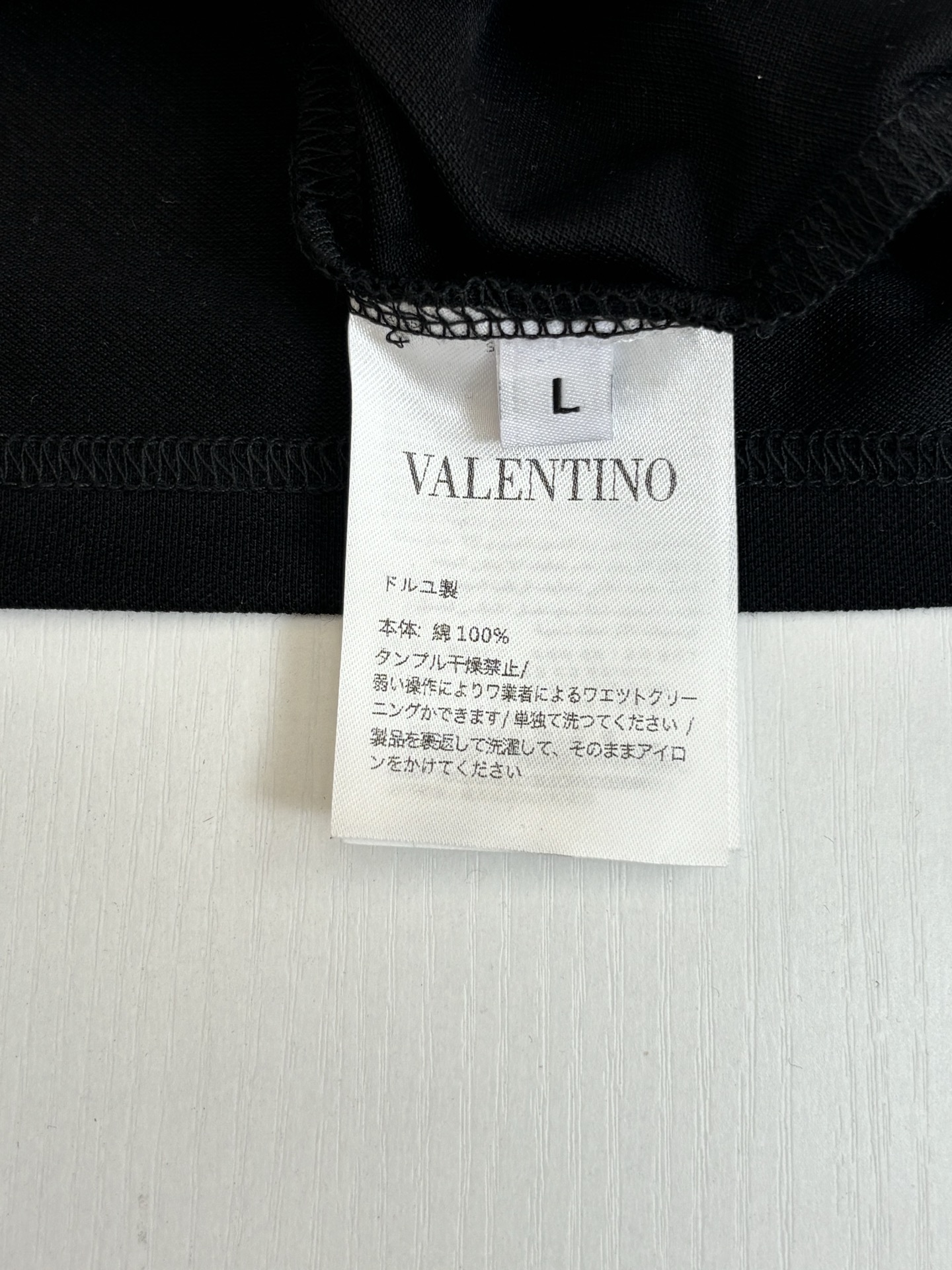 。Valentin*/华伦天奴 经典标识刺绣撞色Polo领短袖T恤采用品牌特供珠地网眼棉面料，质地细腻挺