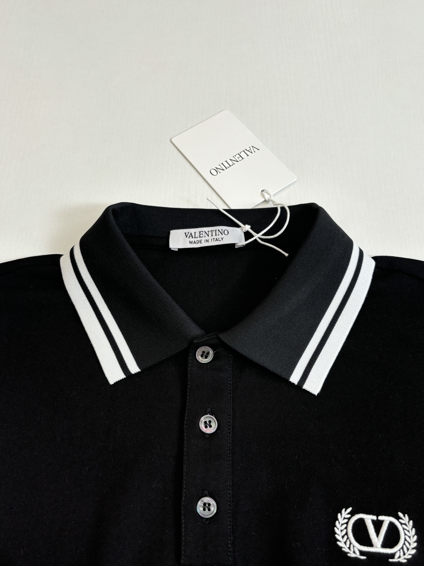 。Valentin*/华伦天奴 经典标识刺绣撞色Polo领短袖T恤采用品牌特供珠地网眼棉面料，质地细腻挺