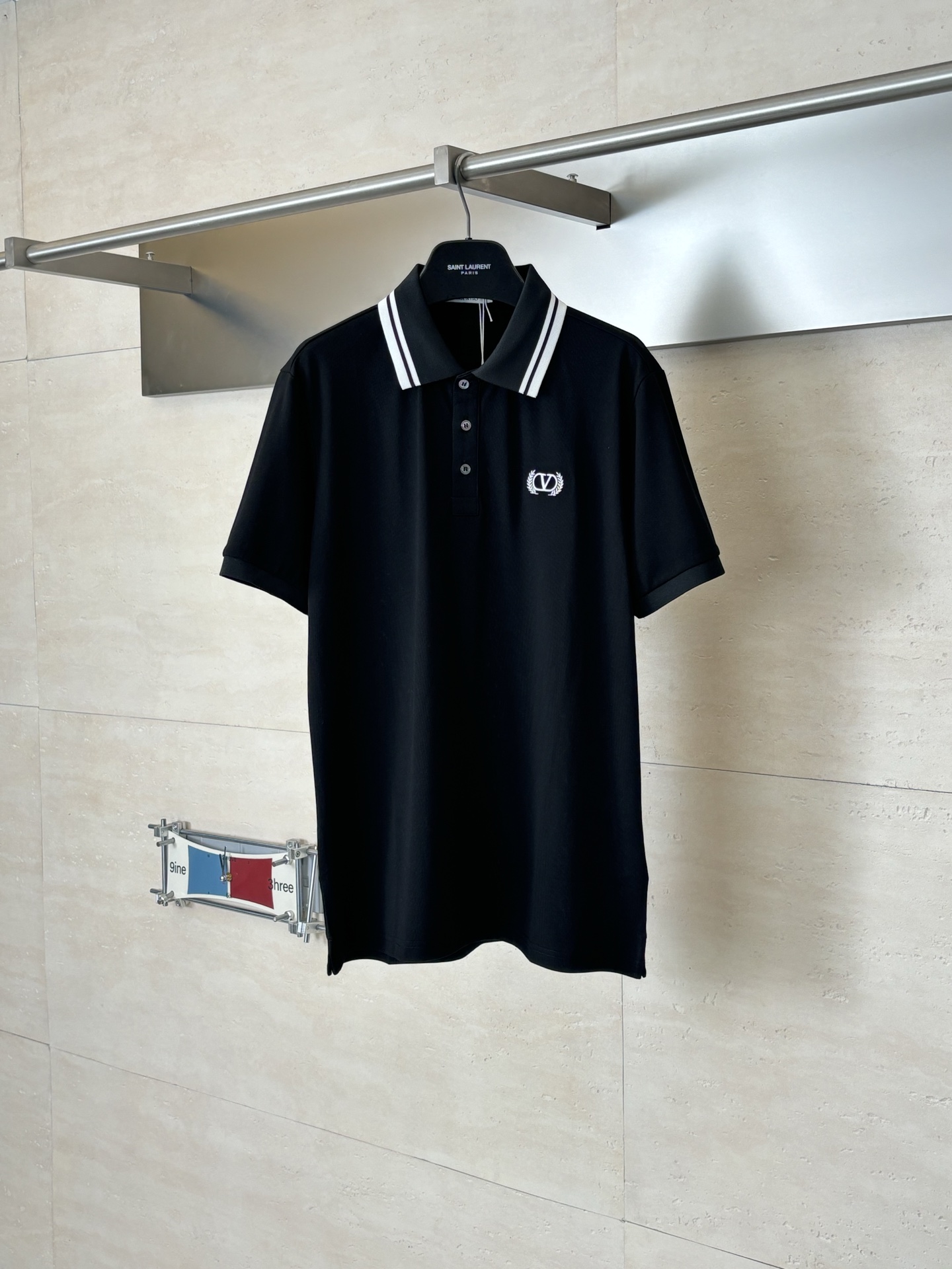 。Valentin*/华伦天奴 经典标识刺绣撞色Polo领短袖T恤采用品牌特供珠地网眼棉面料，质地细腻挺