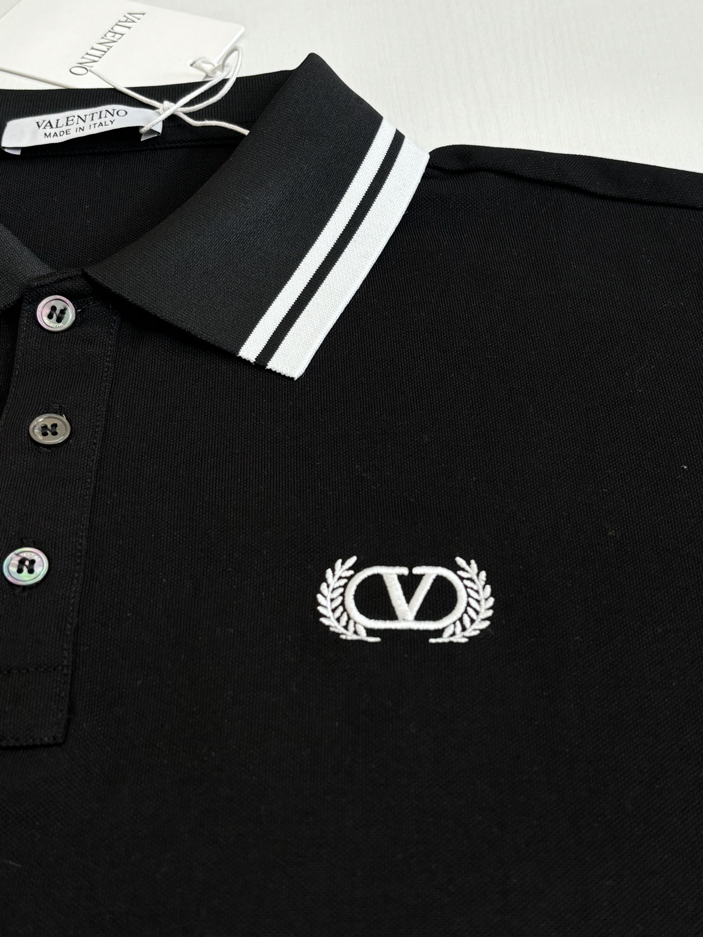 。Valentin*/华伦天奴 经典标识刺绣撞色Polo领短袖T恤采用品牌特供珠地网眼棉面料，质地细腻挺