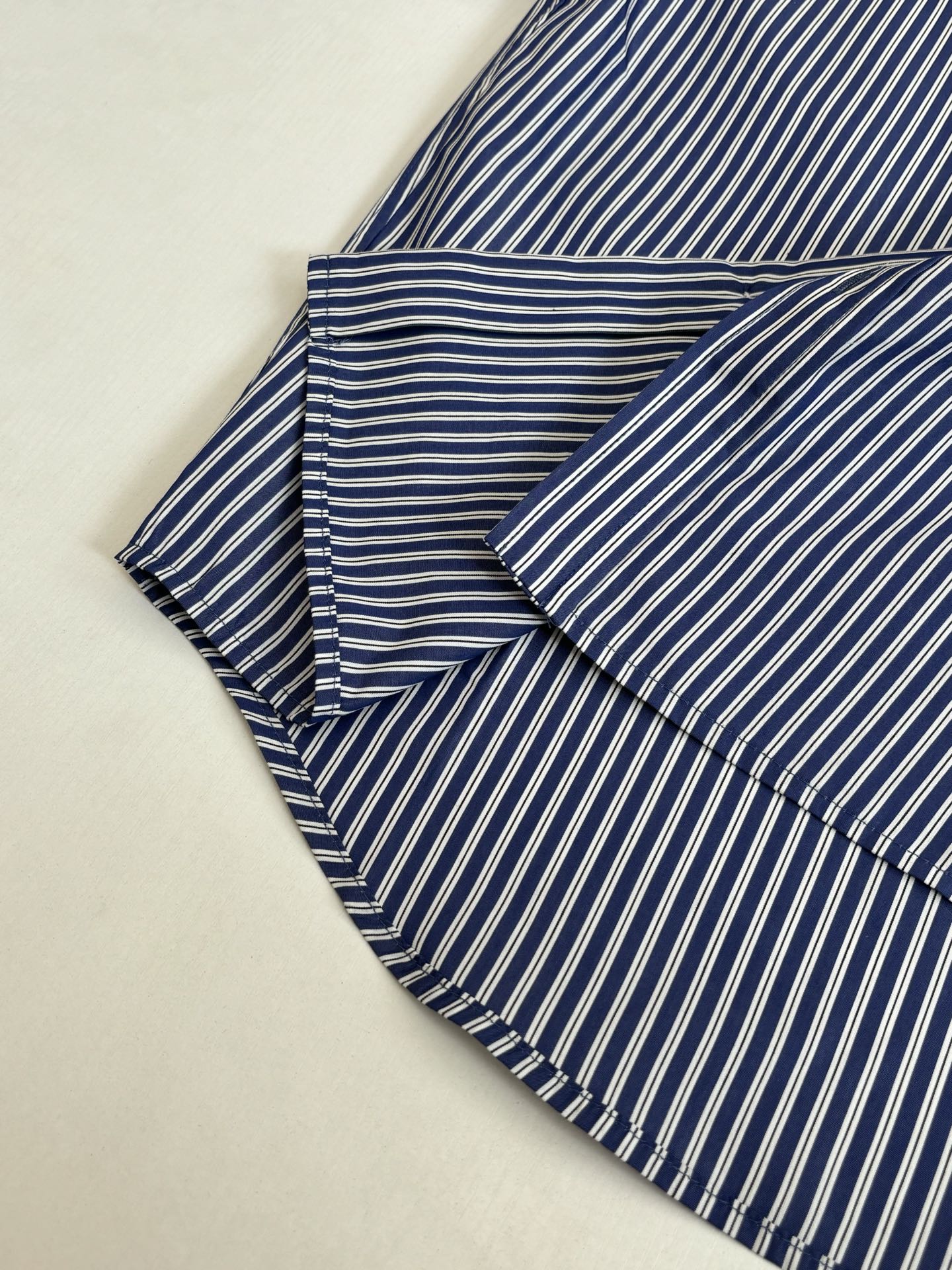 。Balenciag*/巴黎Blcg 26SS袖标条纹对位格纹长袖衬衫Size：S/M/L/XL