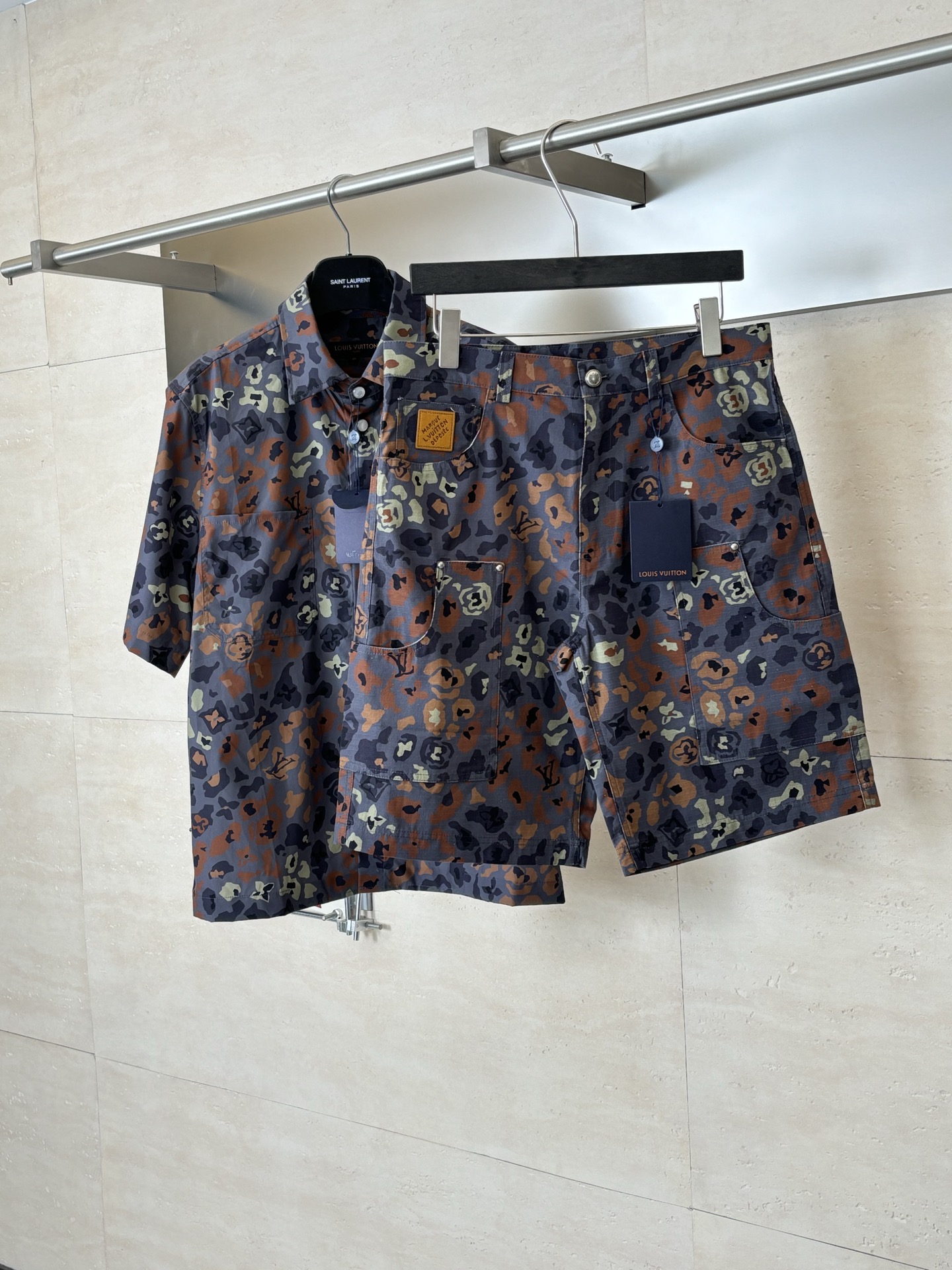 。1V/路易 FW25 Nigo联名印花短裤面料采用高支高密60支府绸梭织面料，预先烧毛缩水处理，手感舒