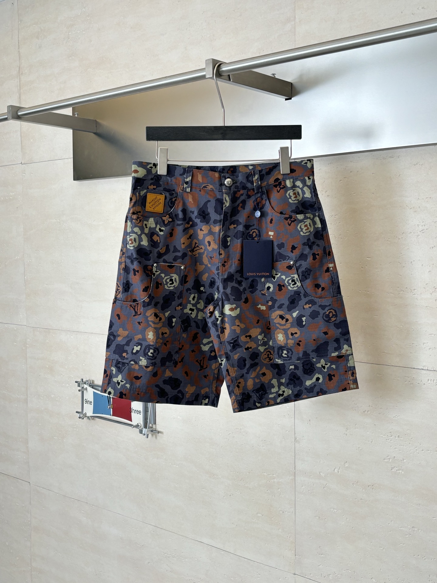 。1V/路易 FW25 Nigo联名印花短裤面料采用高支高密60支府绸梭织面料，预先烧毛缩水处理，手感舒