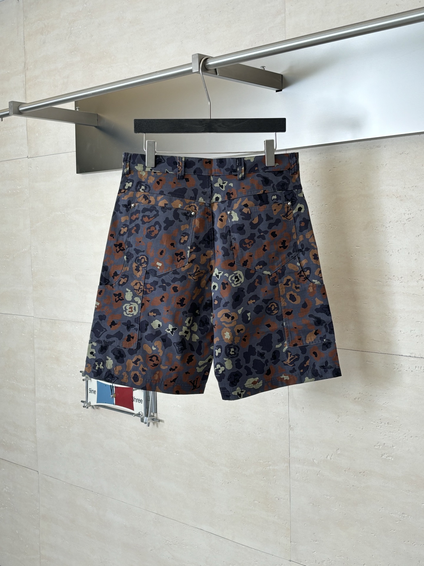 。1V/路易 FW25 Nigo联名印花短裤面料采用高支高密60支府绸梭织面料，预先烧毛缩水处理，手感舒
