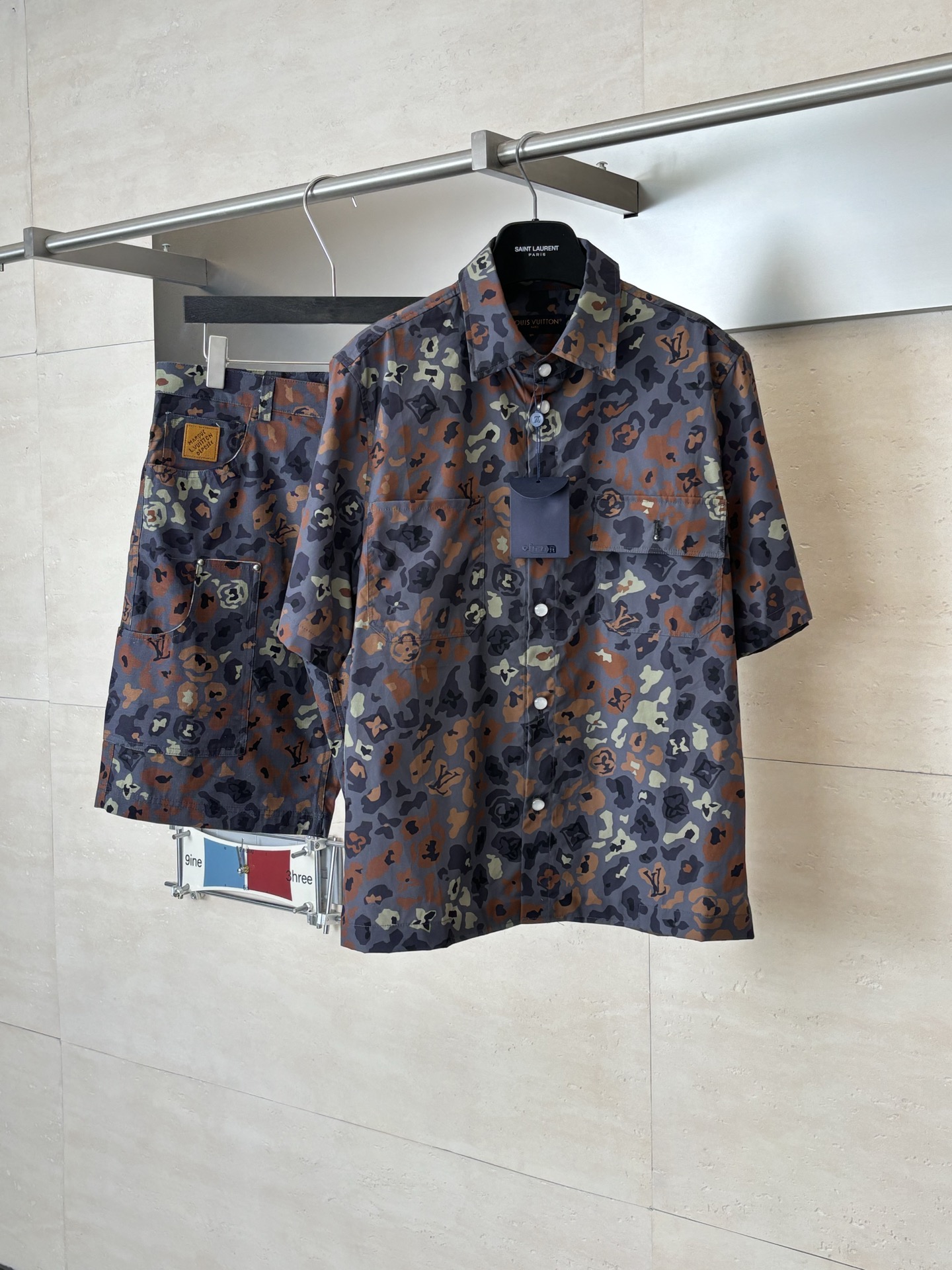 。1V/路易 FW25 Nigo联名印花短袖衬衫面料采用高支高密60支府绸梭织面料，预先烧毛缩水处理，手