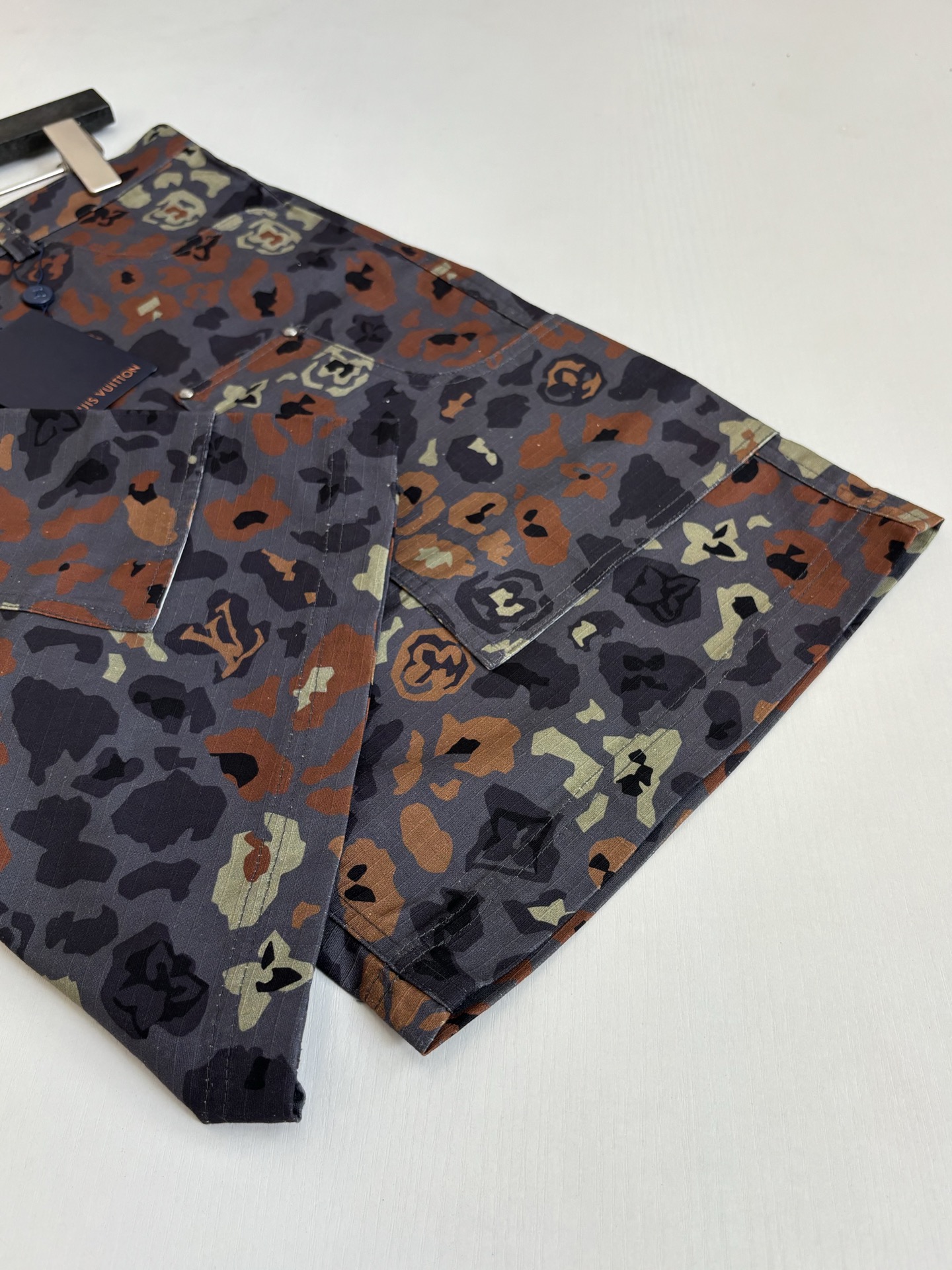 。1V/路易 FW25 Nigo联名印花短裤面料采用高支高密60支府绸梭织面料，预先烧毛缩水处理，手感舒