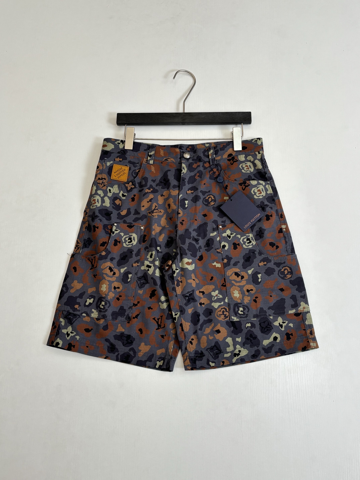 。1V/路易 FW25 Nigo联名印花短裤面料采用高支高密60支府绸梭织面料，预先烧毛缩水处理，手感舒