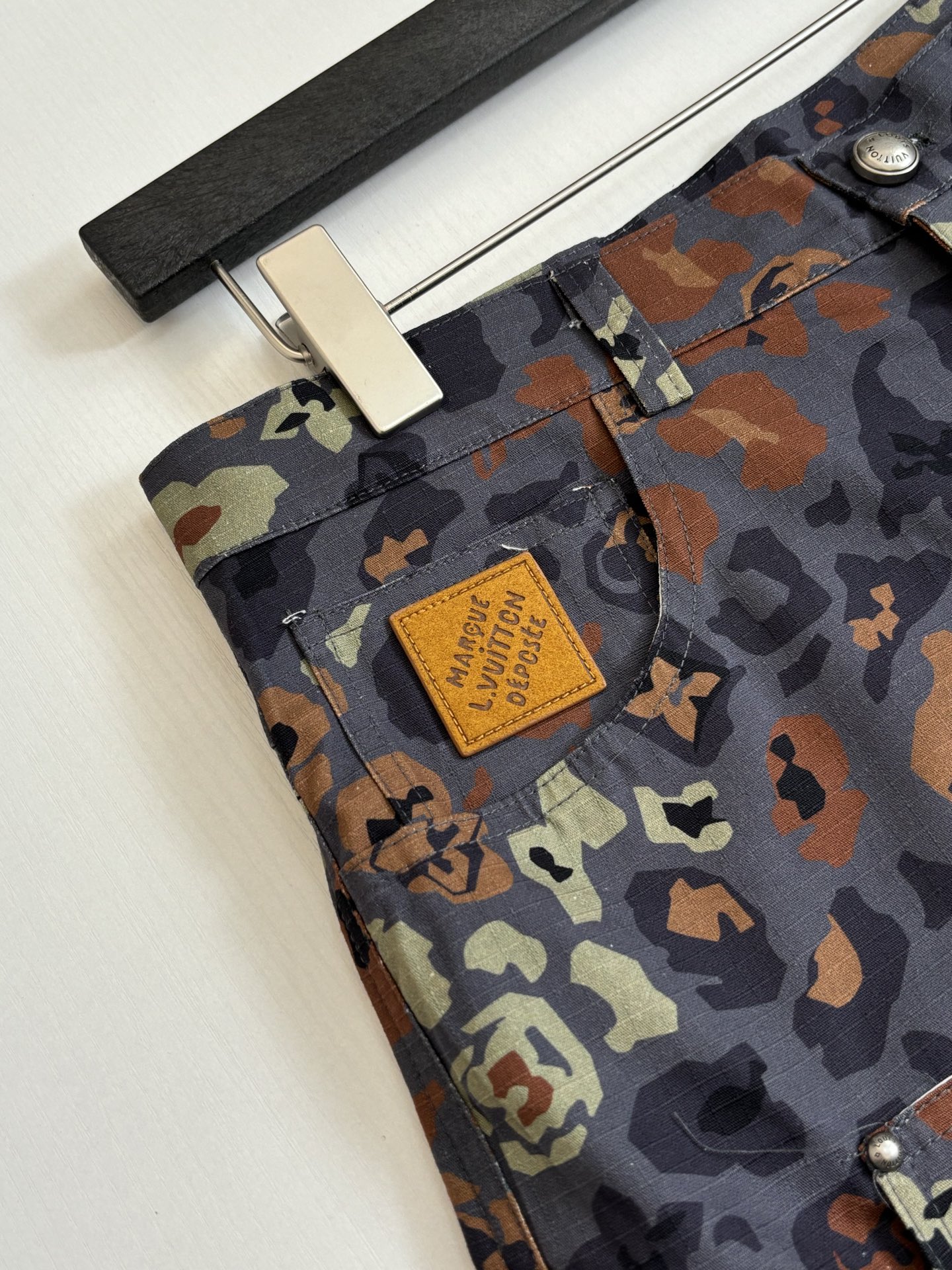 。1V/路易 FW25 Nigo联名印花短裤面料采用高支高密60支府绸梭织面料，预先烧毛缩水处理，手感舒
