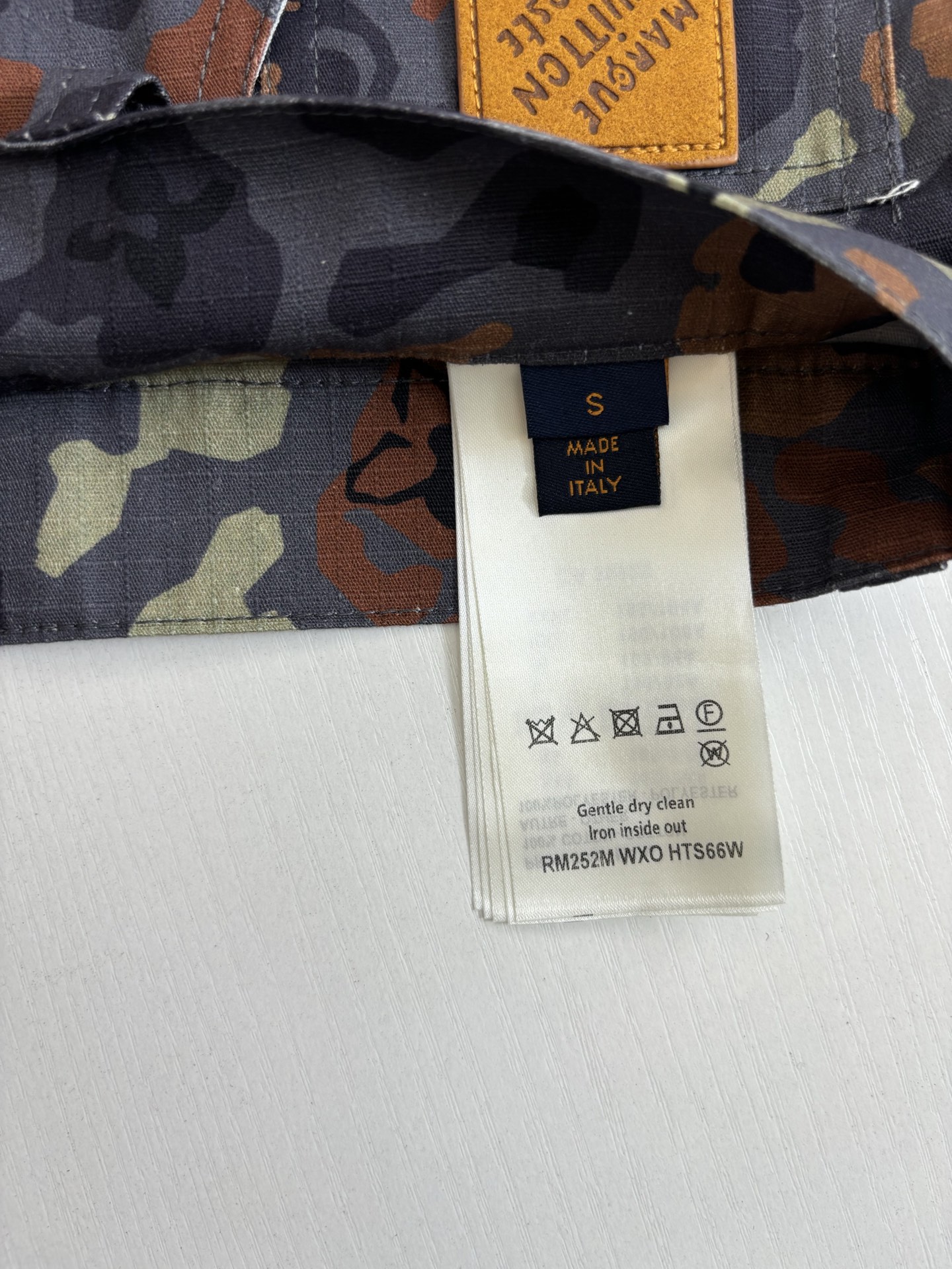 。1V/路易 FW25 Nigo联名印花短裤面料采用高支高密60支府绸梭织面料，预先烧毛缩水处理，手感舒