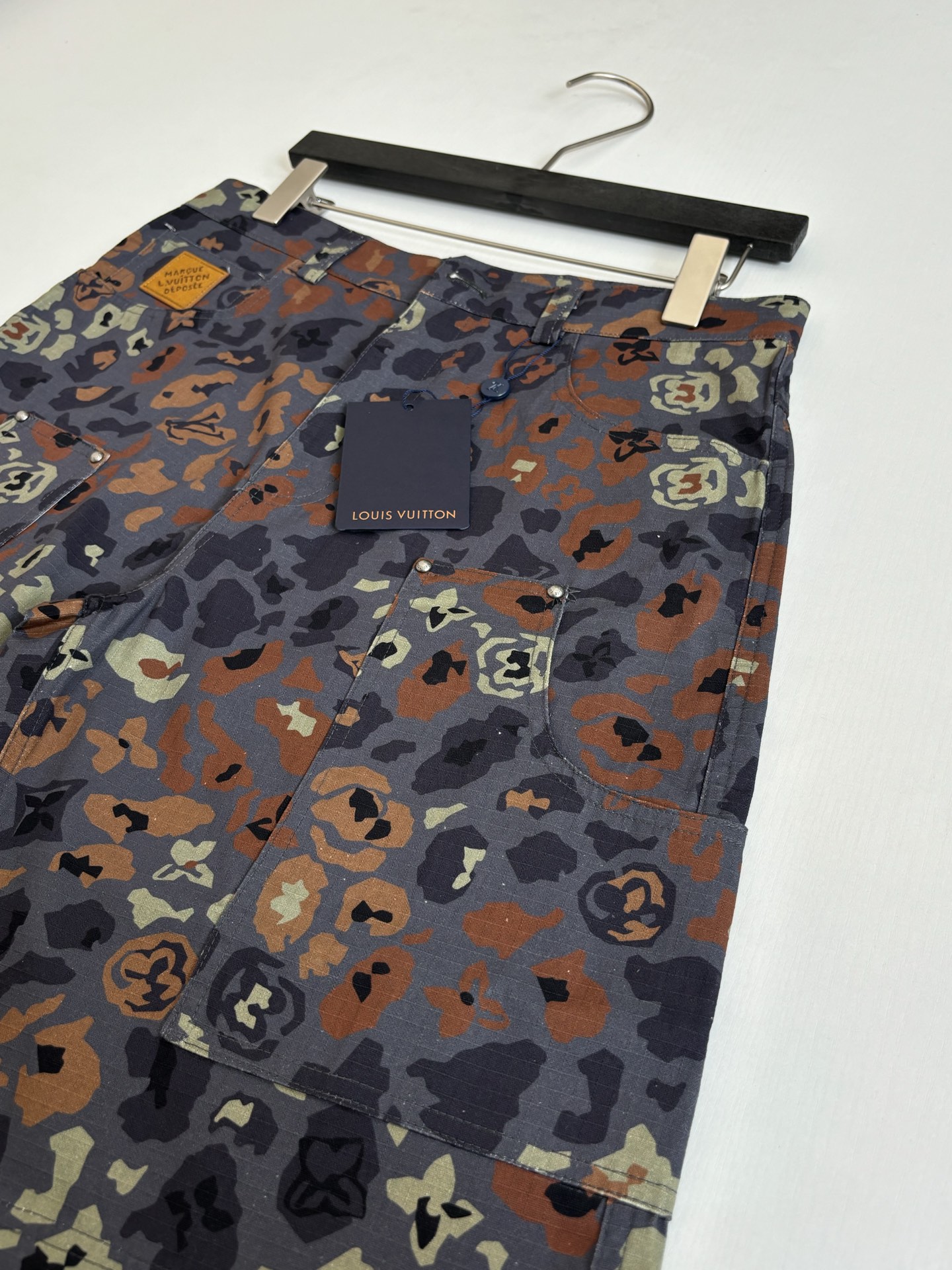 。1V/路易 FW25 Nigo联名印花短裤面料采用高支高密60支府绸梭织面料，预先烧毛缩水处理，手感舒