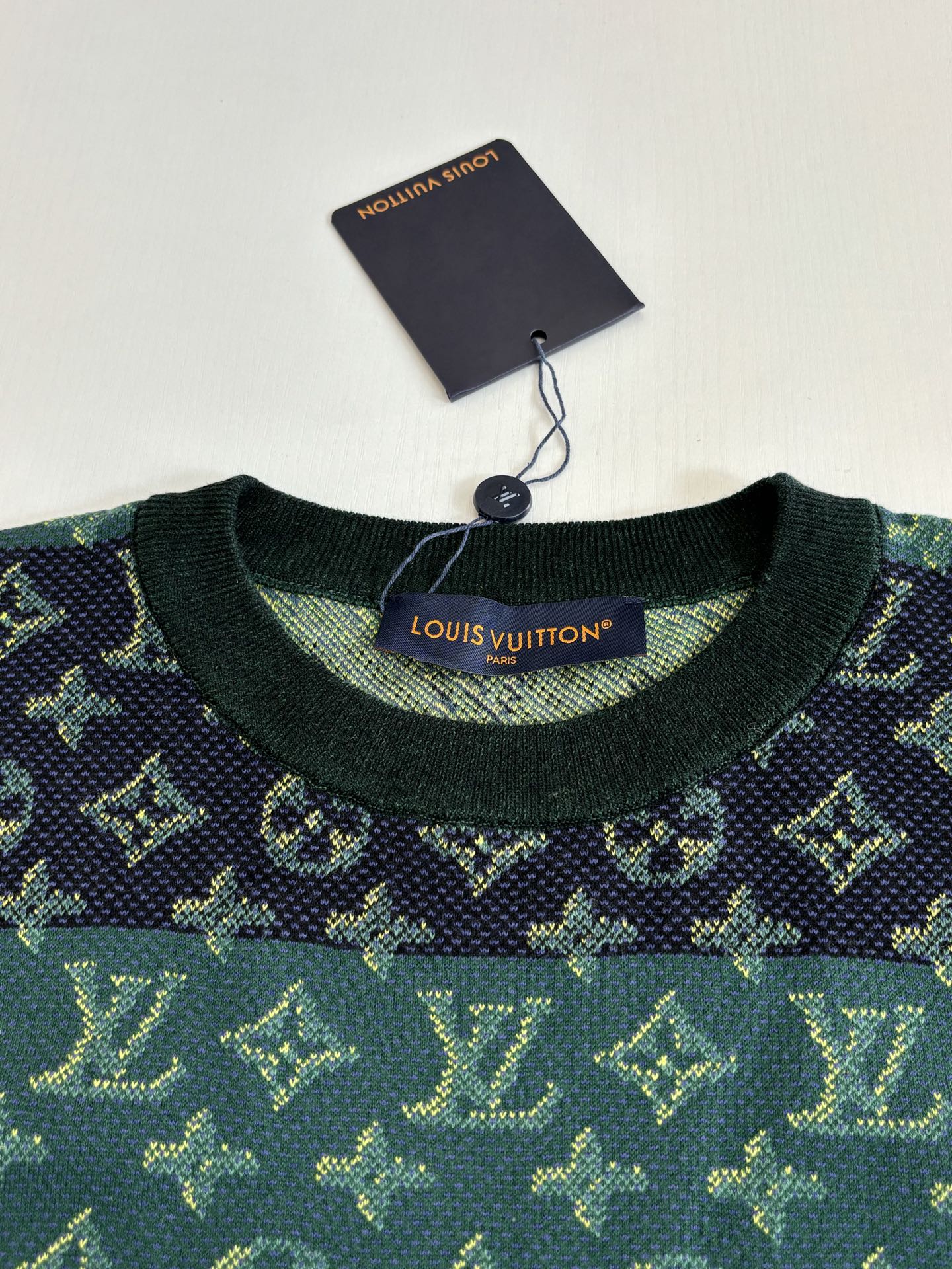 。1V/路易 SS26 Monogram老花满印提花针织圆领短袖T恤本款短袖圆领衫以全幅特质图案回溯棒球