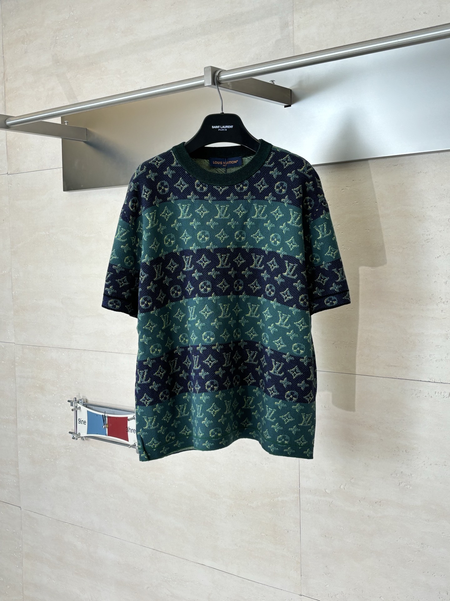 。1V/路易 SS26 Monogram老花满印提花针织圆领短袖T恤本款短袖圆领衫以全幅特质图案回溯棒球