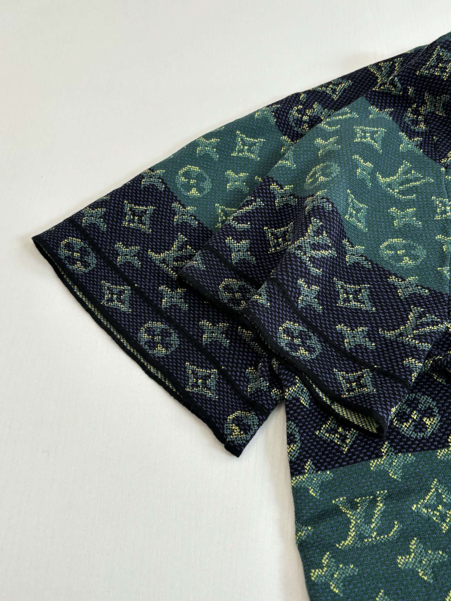 。1V/路易 SS26 Monogram老花满印提花针织圆领短袖T恤本款短袖圆领衫以全幅特质图案回溯棒球