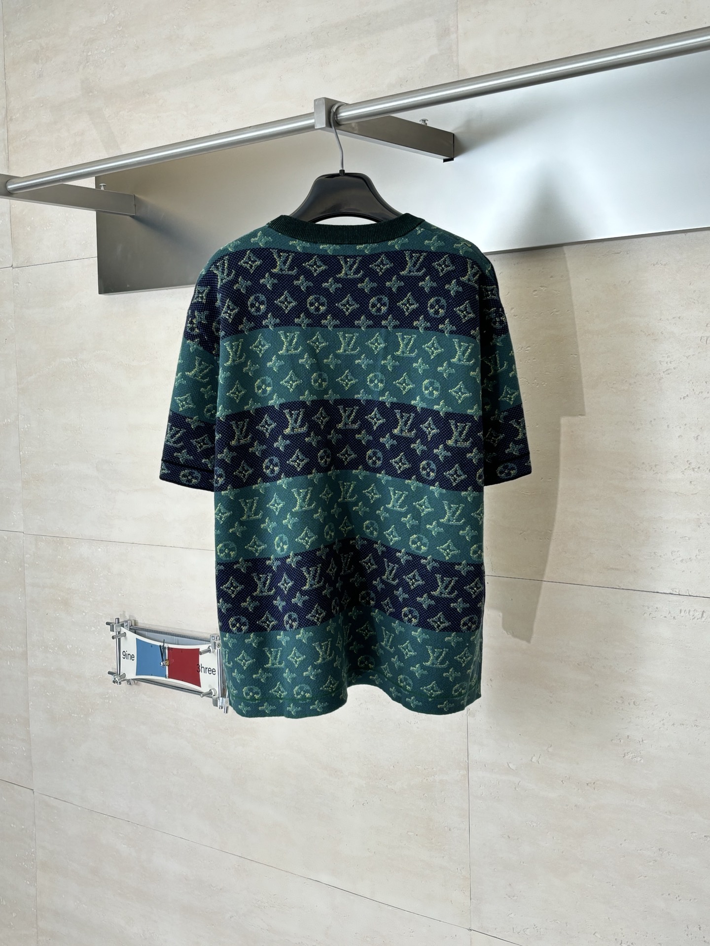 。1V/路易 SS26 Monogram老花满印提花针织圆领短袖T恤本款短袖圆领衫以全幅特质图案回溯棒球