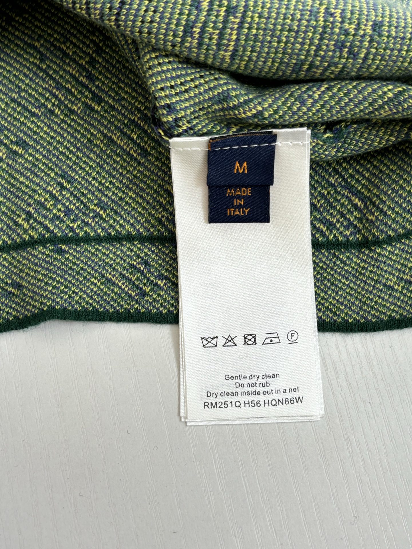 。1V/路易 SS26 Monogram老花满印提花针织圆领短袖T恤本款短袖圆领衫以全幅特质图案回溯棒球