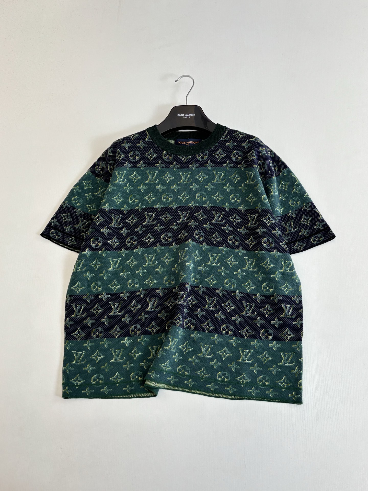 。1V/路易 SS26 Monogram老花满印提花针织圆领短袖T恤本款短袖圆领衫以全幅特质图案回溯棒球