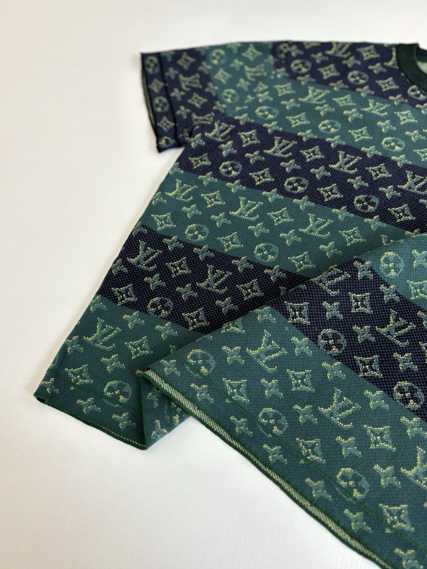 。1V/路易 SS26 Monogram老花满印提花针织圆领短袖T恤本款短袖圆领衫以全幅特质图案回溯棒球