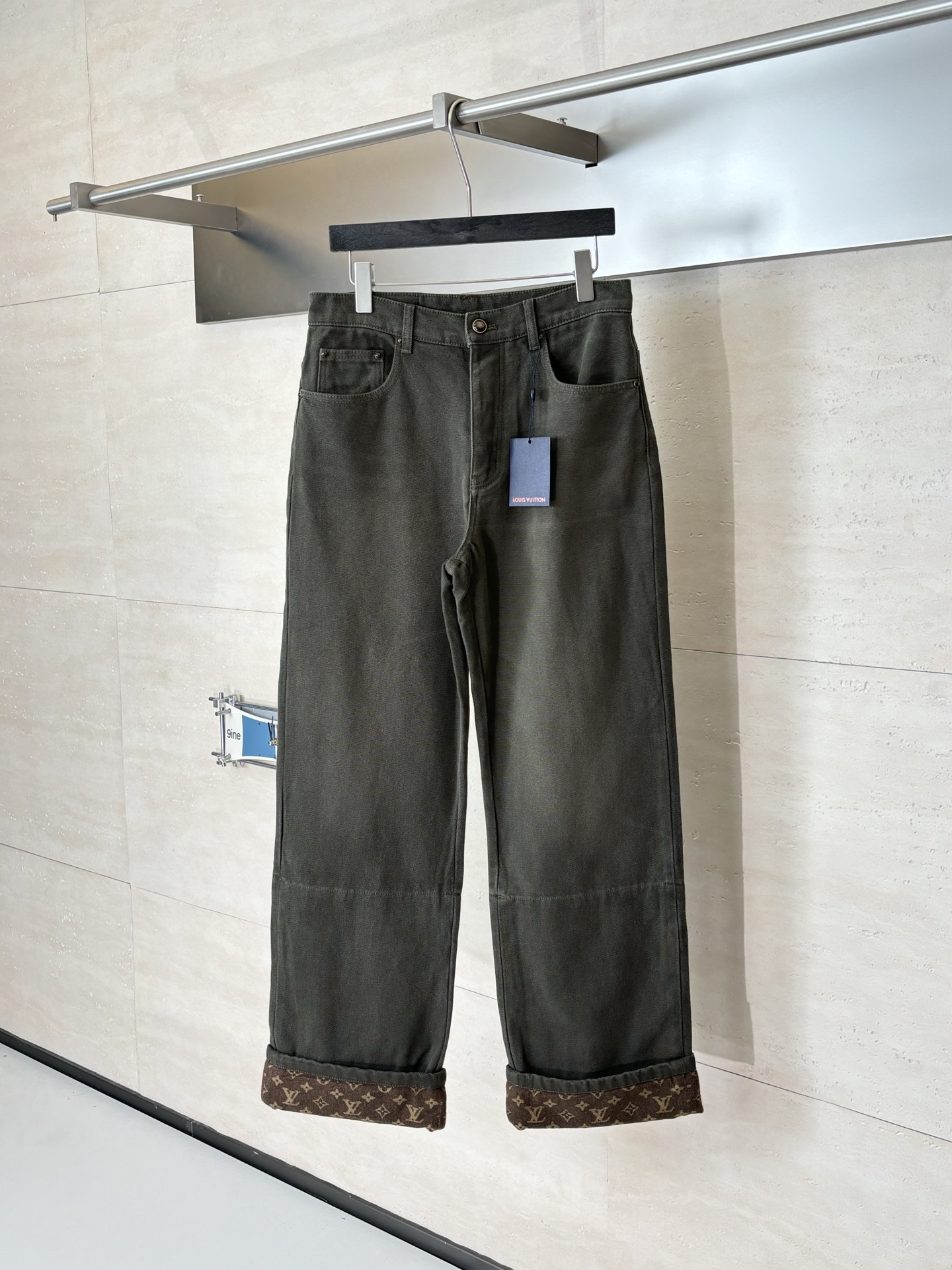 。1V/路易 FW25 monogram蜡面翻边满印帆布牛仔裤Size：30/32/34/36