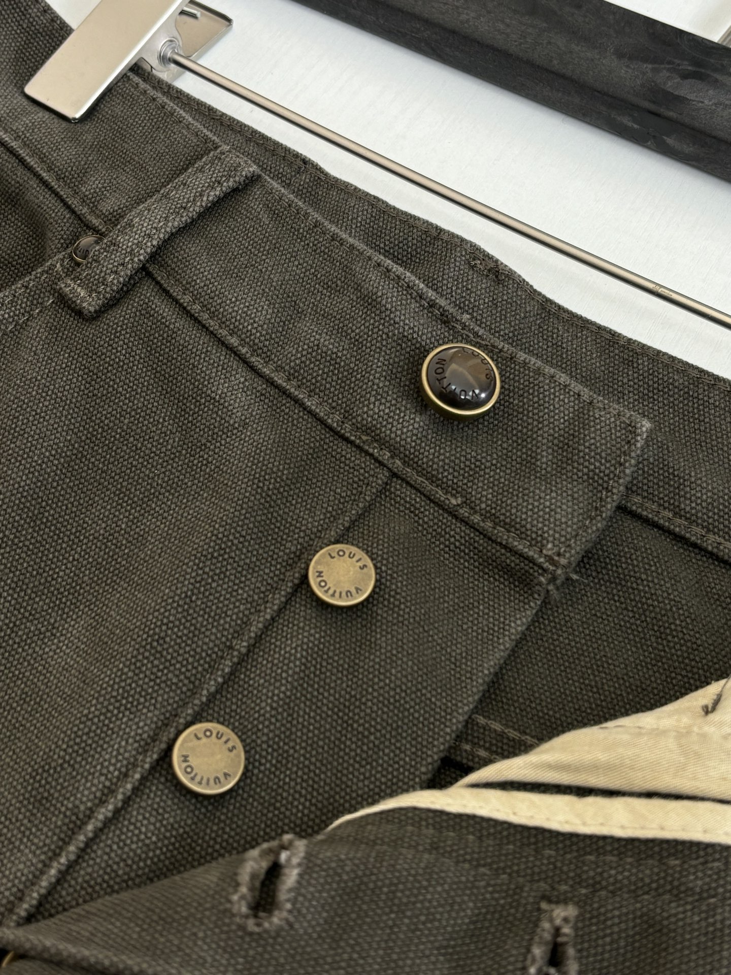 。1V/路易 FW25 monogram蜡面翻边满印帆布牛仔裤Size：30/32/34/36