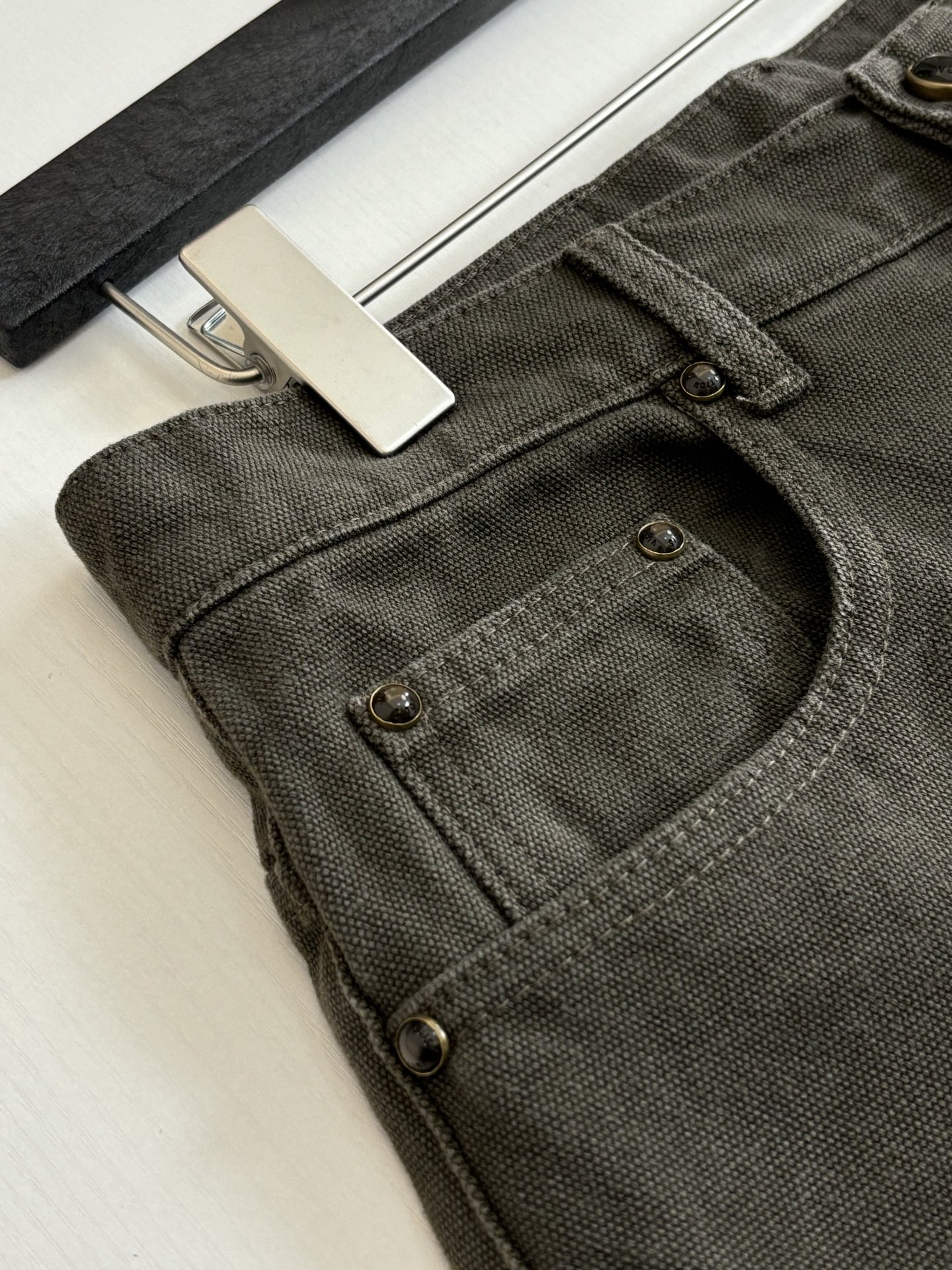 。1V/路易 FW25 monogram蜡面翻边满印帆布牛仔裤Size：30/32/34/36
