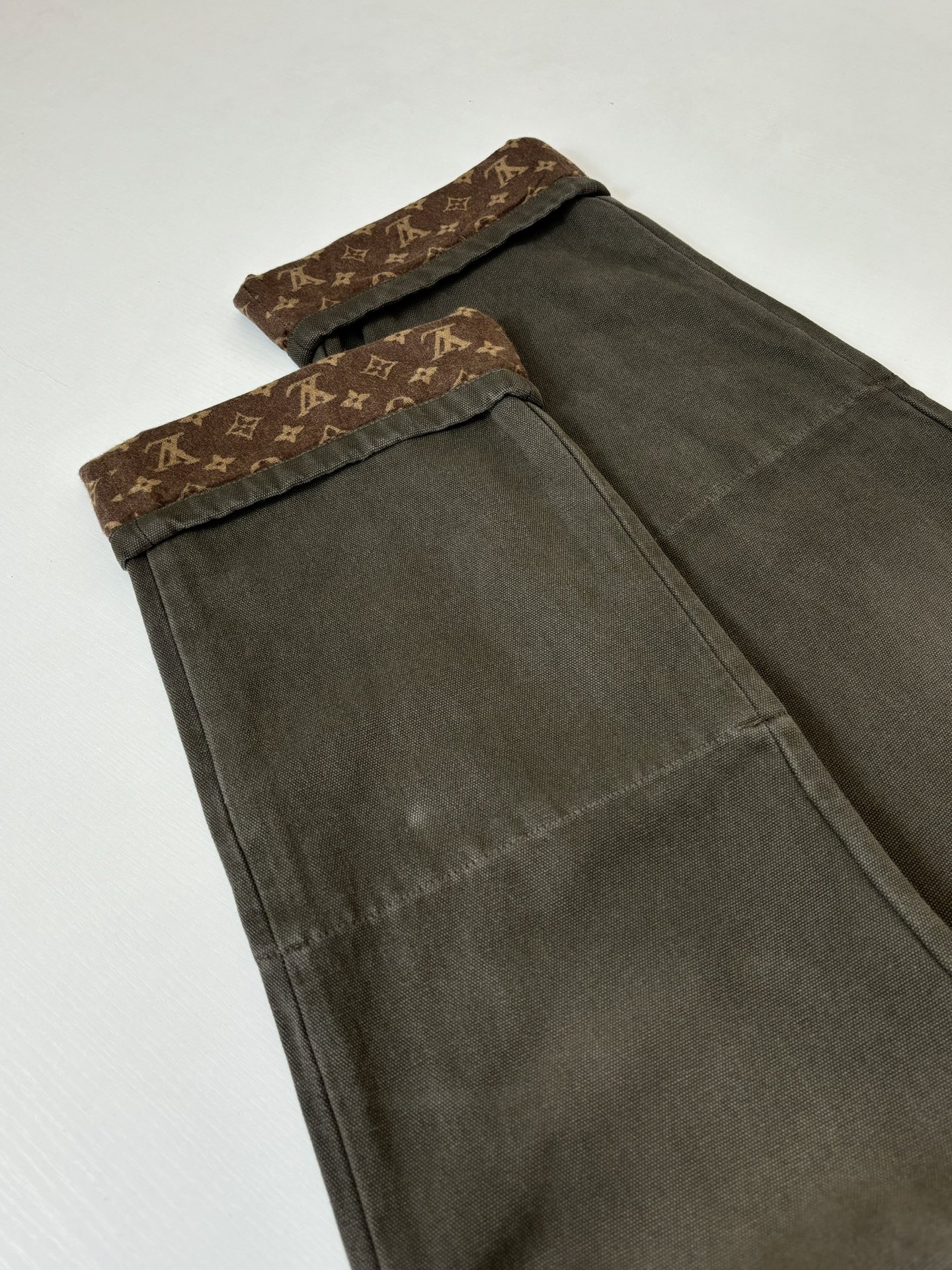 。1V/路易 FW25 monogram蜡面翻边满印帆布牛仔裤Size：30/32/34/36