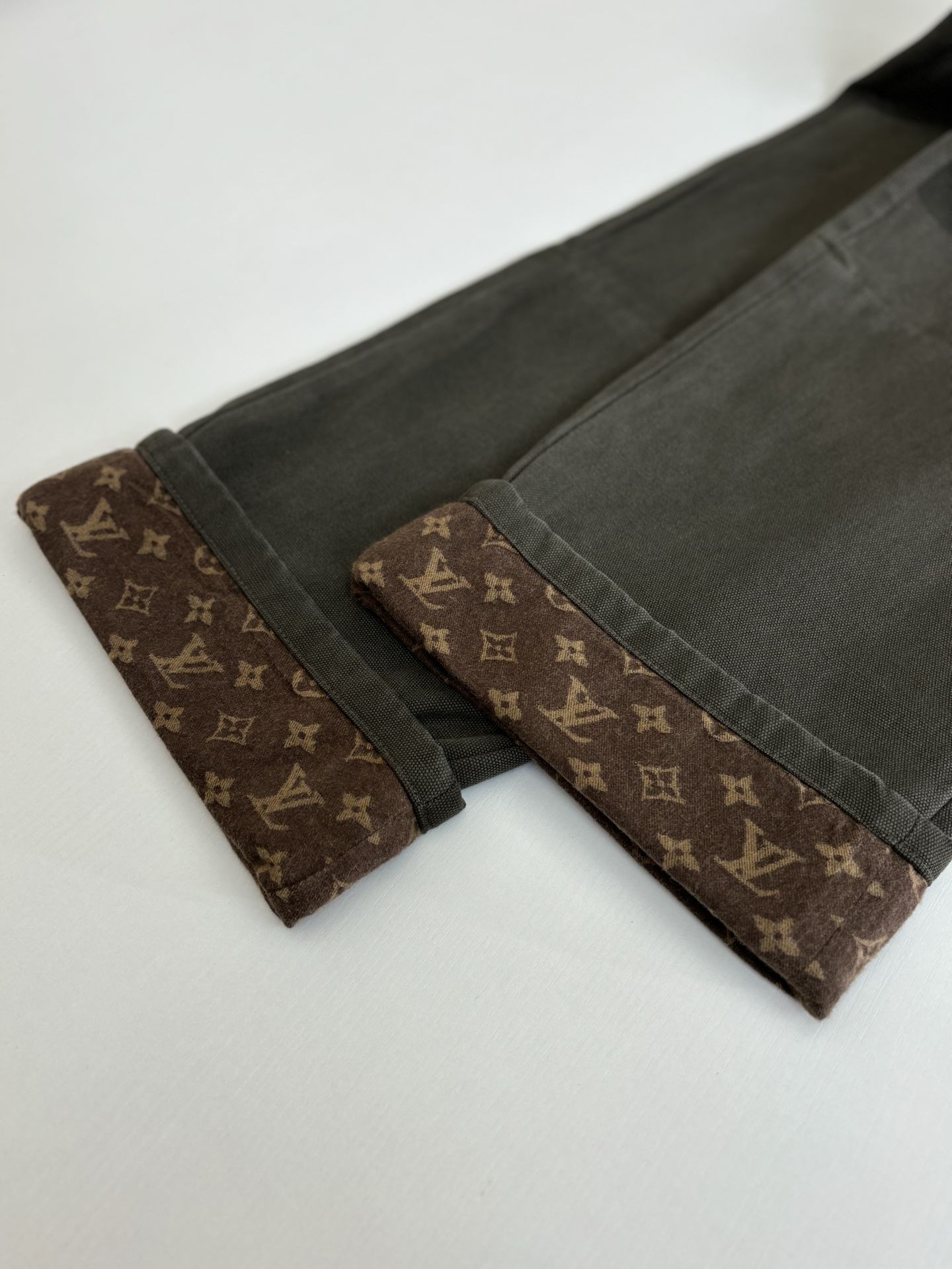 。1V/路易 FW25 monogram蜡面翻边满印帆布牛仔裤Size：30/32/34/36