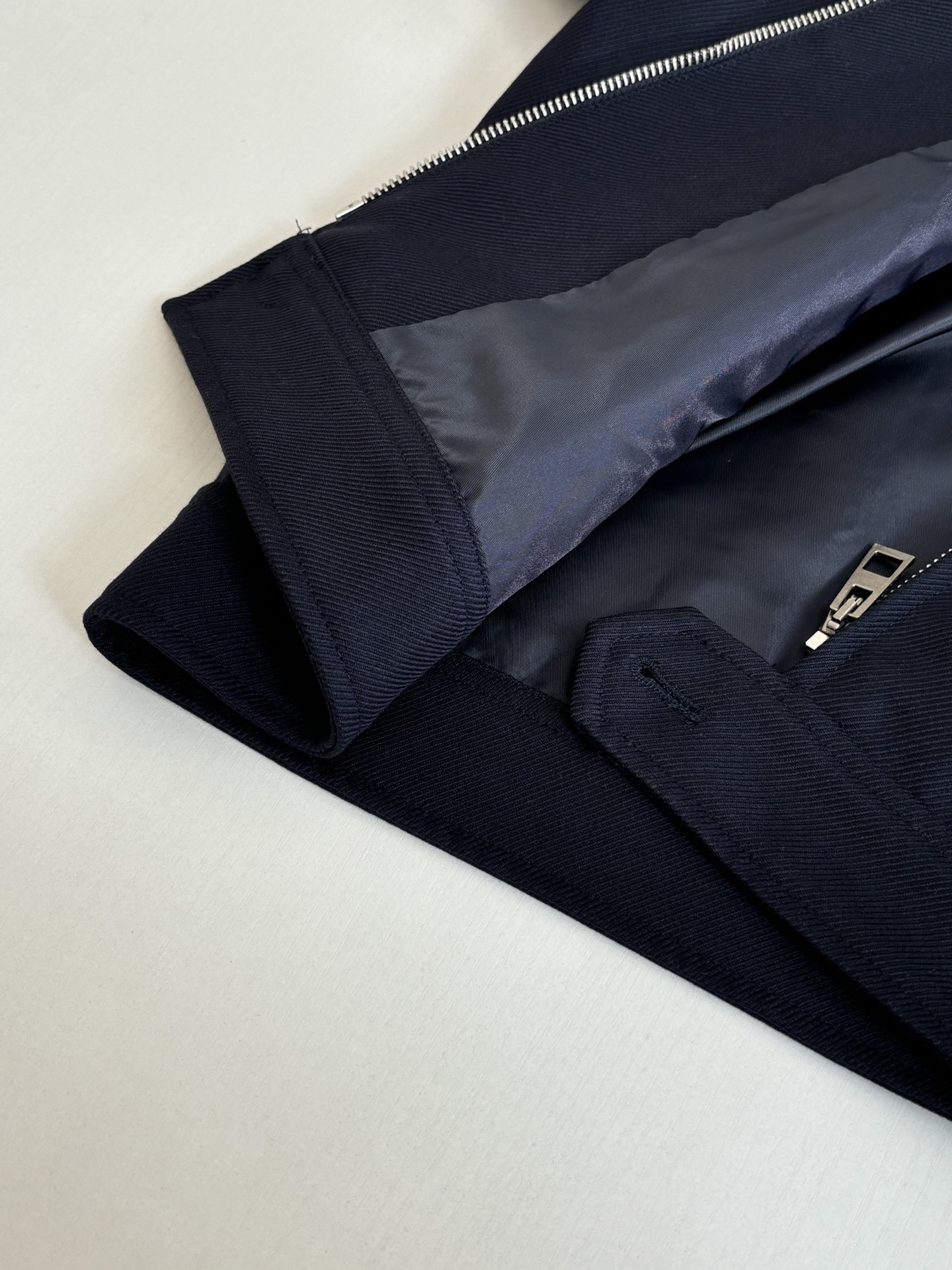 。Loew*/罗意威 SS26 早春新品西装领设计短款夹克外套Size：S/M/L/XL