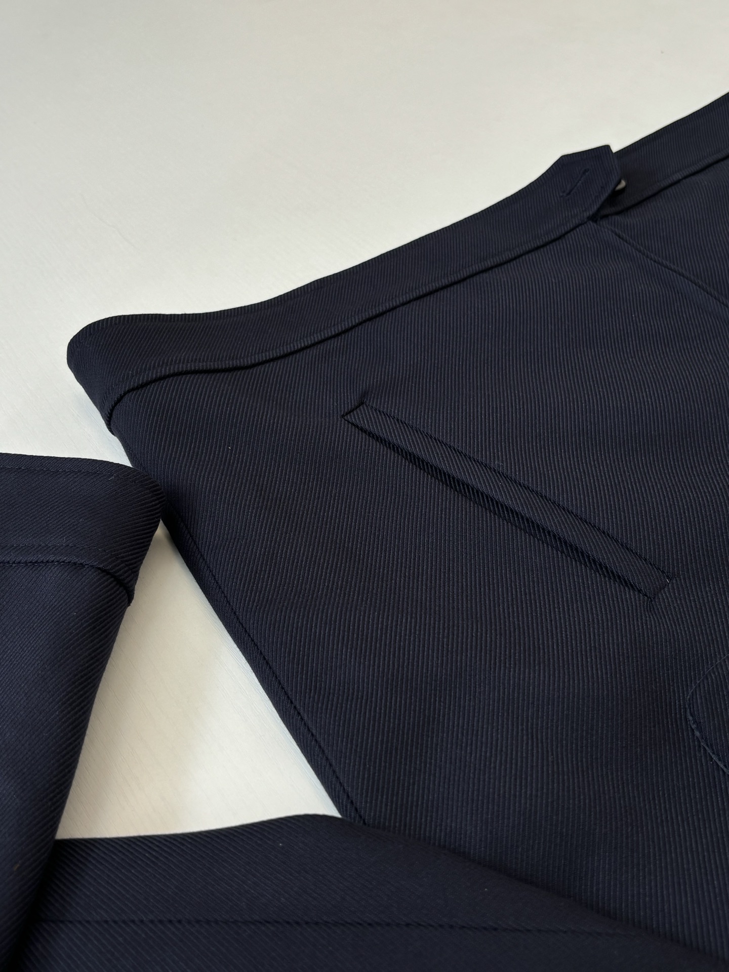 。Loew*/罗意威 SS26 早春新品西装领设计短款夹克外套Size：S/M/L/XL