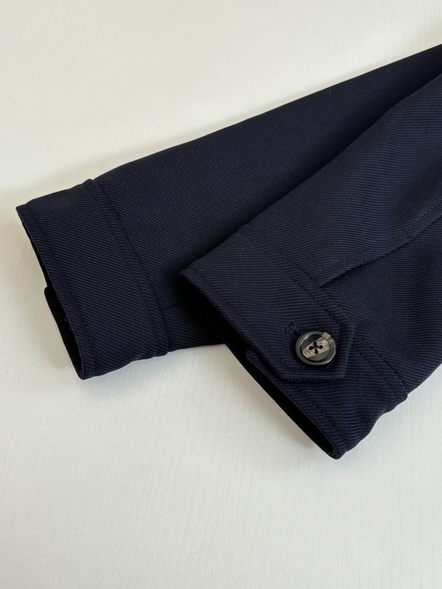 。Loew*/罗意威 SS26 早春新品西装领设计短款夹克外套Size：S/M/L/XL
