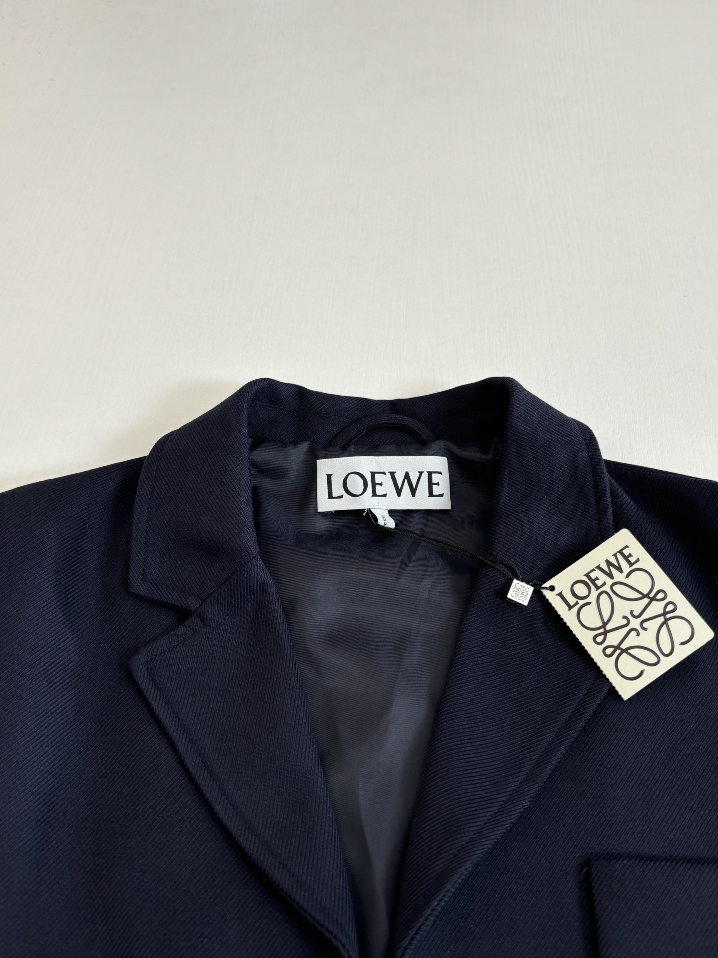 。Loew*/罗意威 SS26 早春新品西装领设计短款夹克外套Size：S/M/L/XL