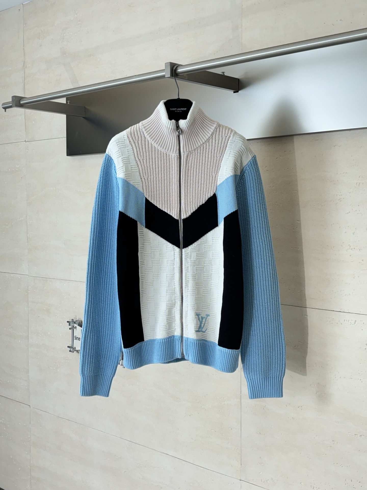 P365 1V / Louis SS26 chaqueta con cremallera de punto jacquard con bloques de color a cuadros Serie Cruise de principio…