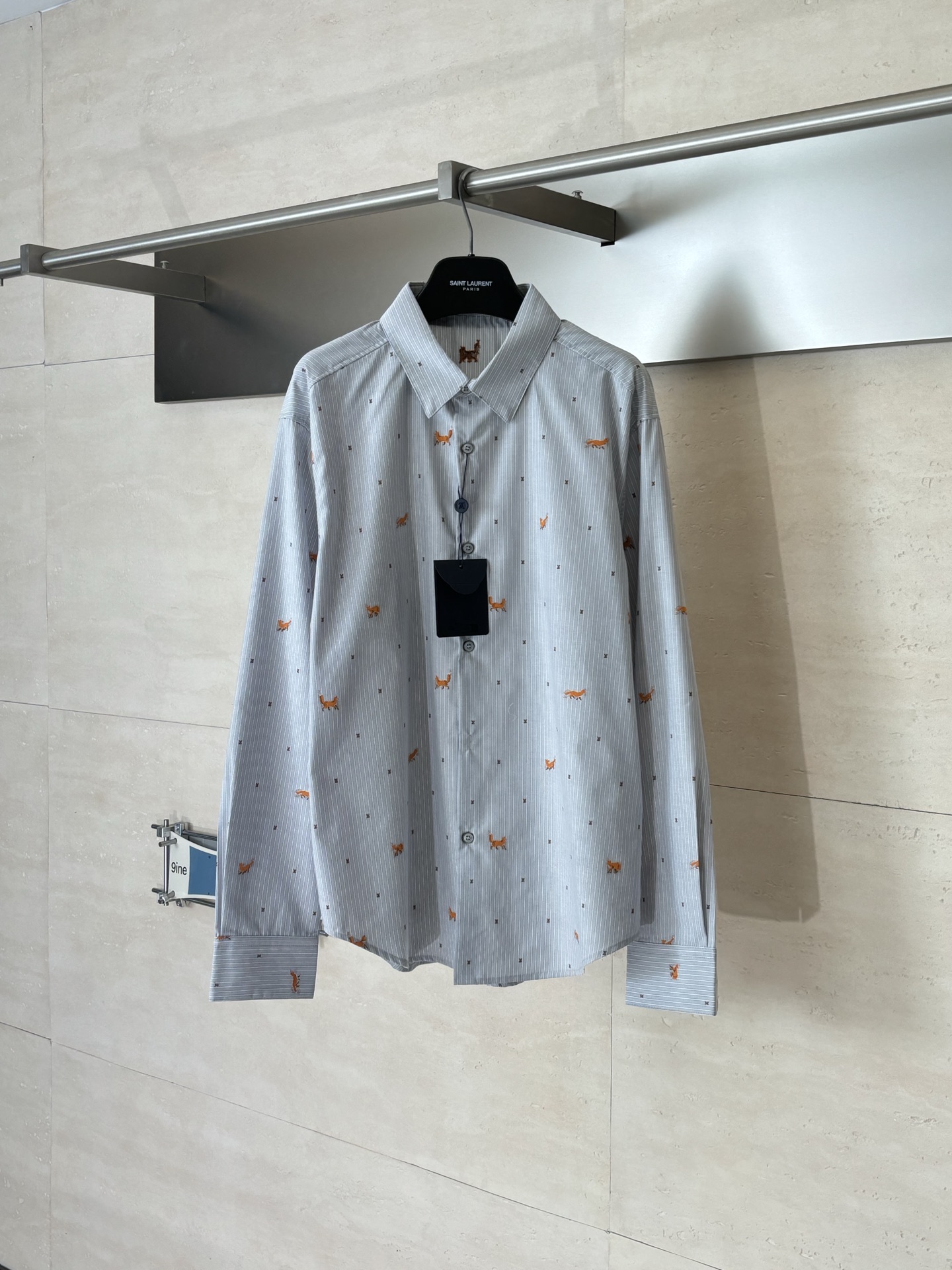 P223 1V/Louis FW25 Camisa manga larga con solapa y bordado de zorro a rayas Talla: S/M/L/XL