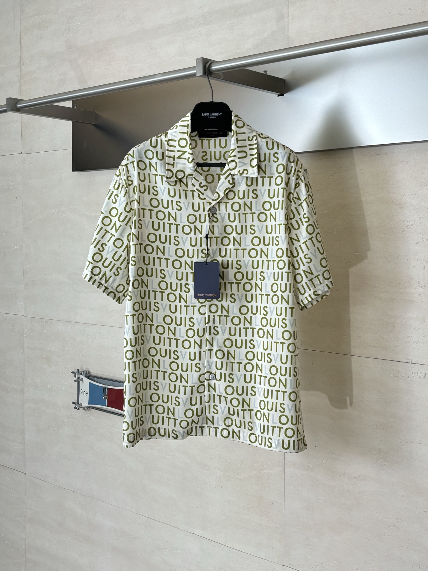 P185 1V/Louis SS26 nueva camisa de manga corta con traje de popelina con letras estampadas para primavera y verano. Con…