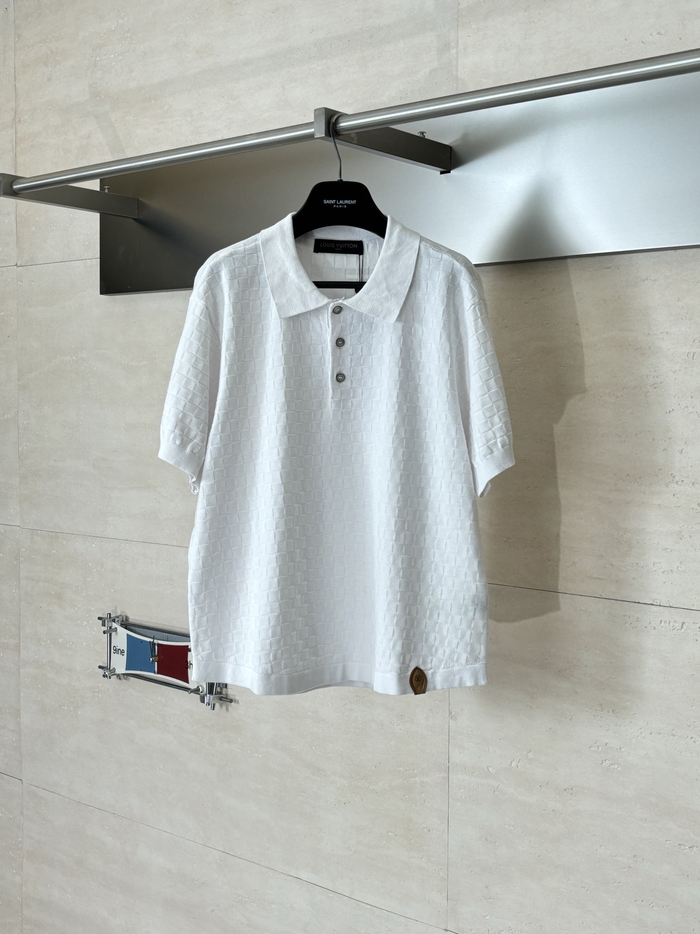 P210 1V/Louis SS26 Primavera y verano Nueva camiseta polo de punto de tablero de ajedrez con logotipo de cuero Talla: S…